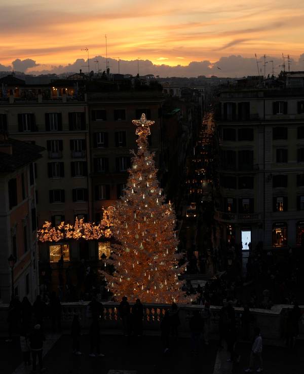 Ein großer Weihnachtsbaum steht an der Spanischen Treppe in Rom (21. Dezember).
