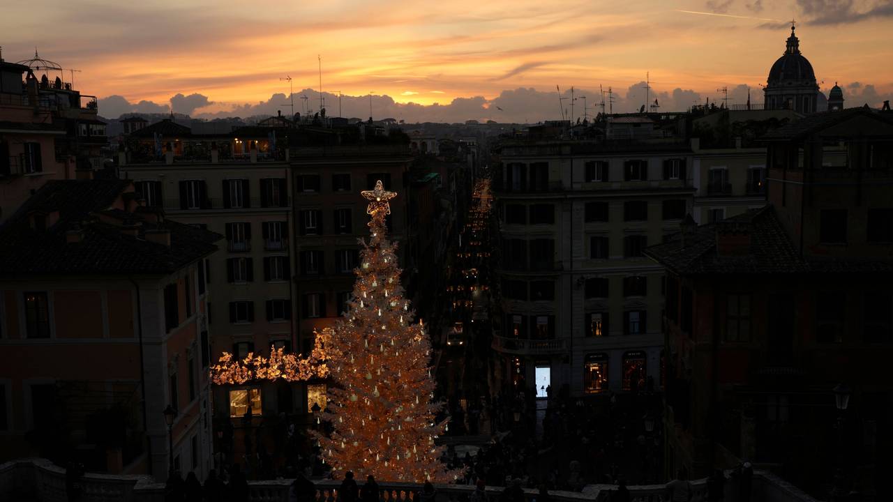Ein großer Weihnachtsbaum steht an der Spanischen Treppe in Rom (21. Dezember).