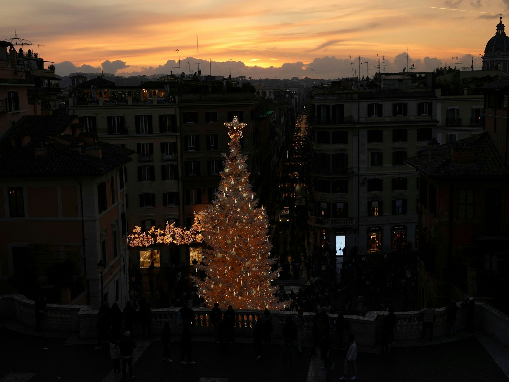 Ein großer Weihnachtsbaum steht an der Spanischen Treppe in Rom (21. Dezember).