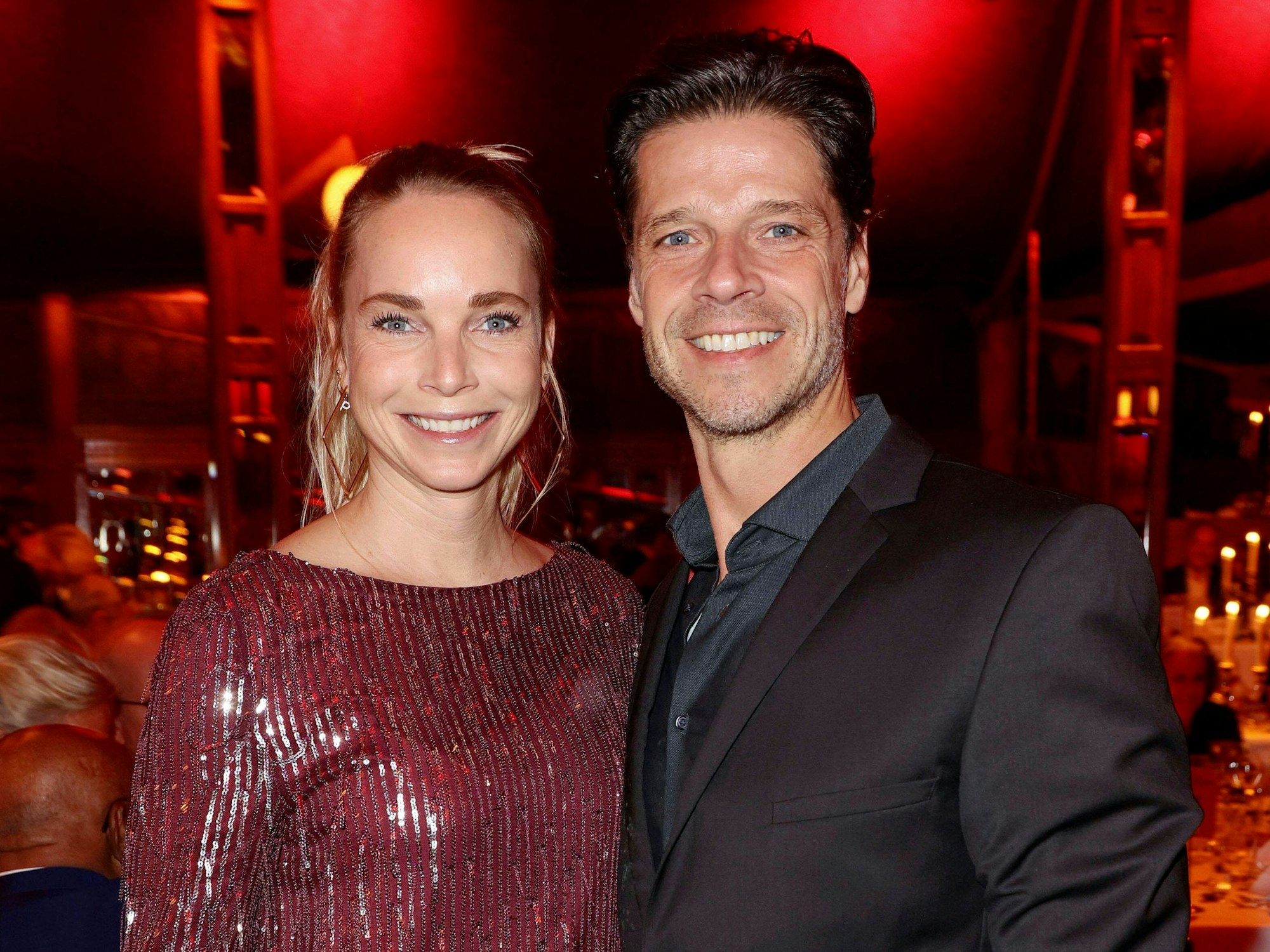 Das Foto zeigt Stephen Dürr mit seiner Ehefrau Katharina bei der Premiere vom „Cornelia Poletto Palazzo Dinner-Theater“ im Spiegelpalast auf der Kleinen Moorweide in Hamburg.