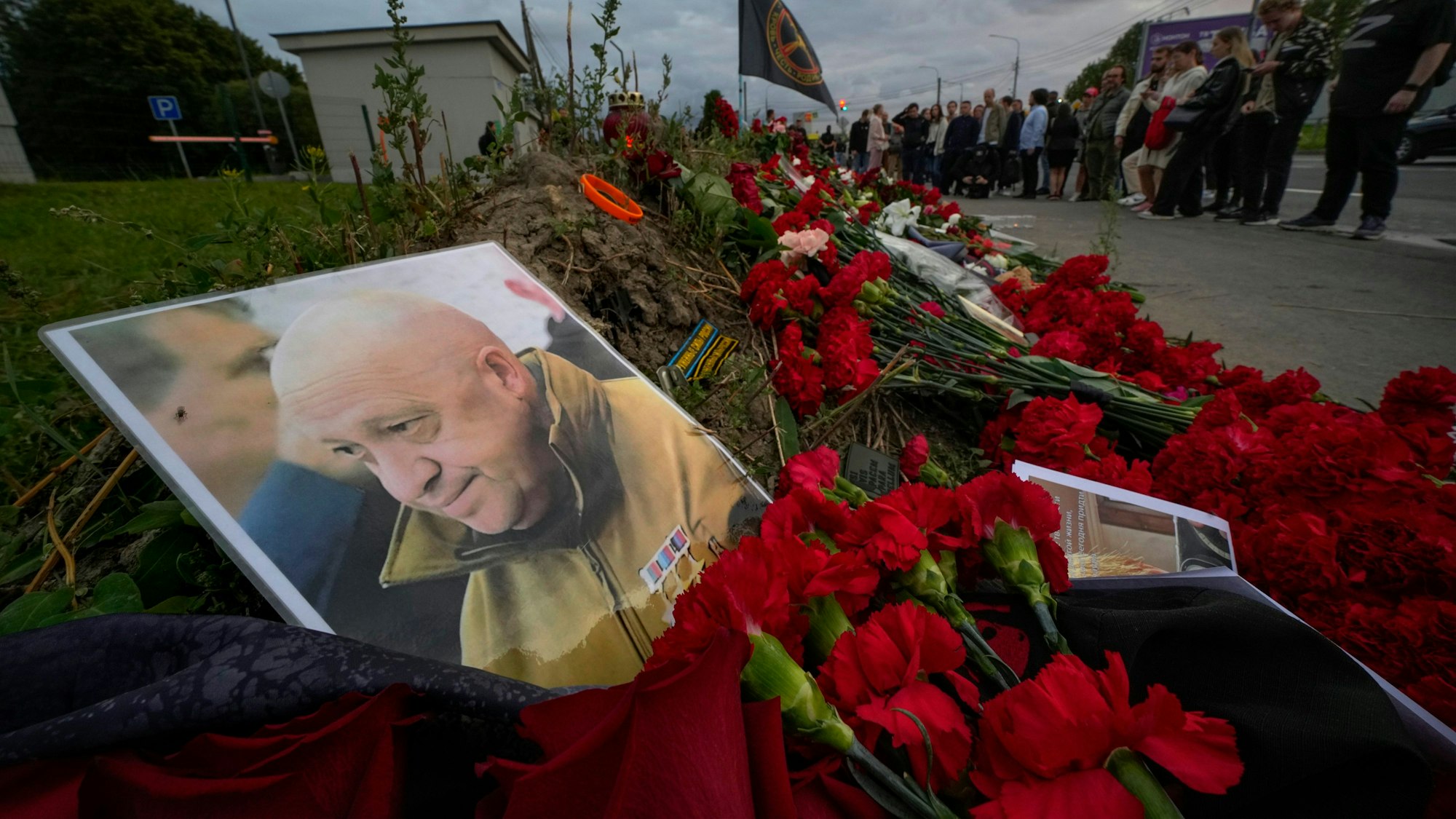 Ein Porträt von Wagner-Chef Jewgeni Prigoschin liegt im August 2023 an einer Gedenkstätte neben dem ehemaligen PMC Wagner Centre. Ein Bericht legt nahe, wer wirklich hinter dem Anschlag steckt.