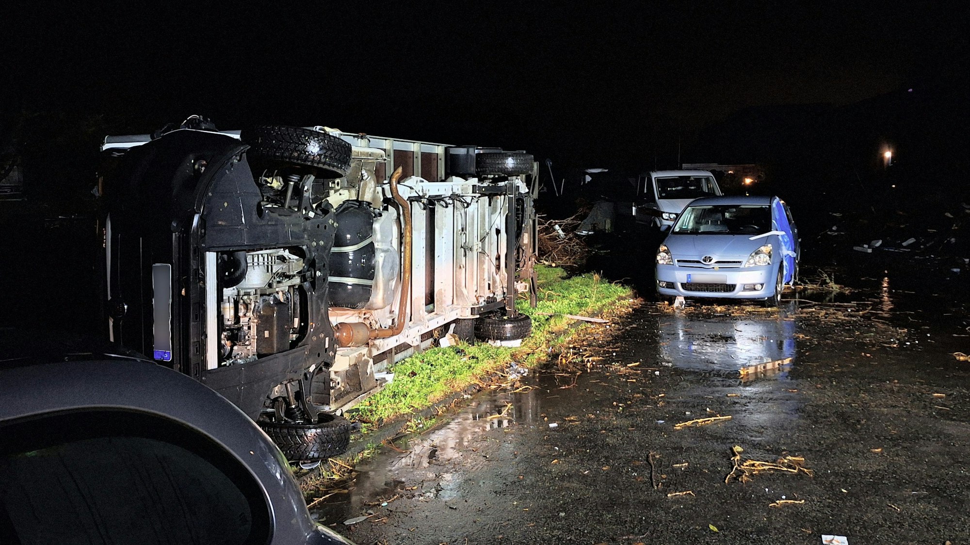 Ein umgestürztes Fahrzeug blockiert in Köln den Verkehr.