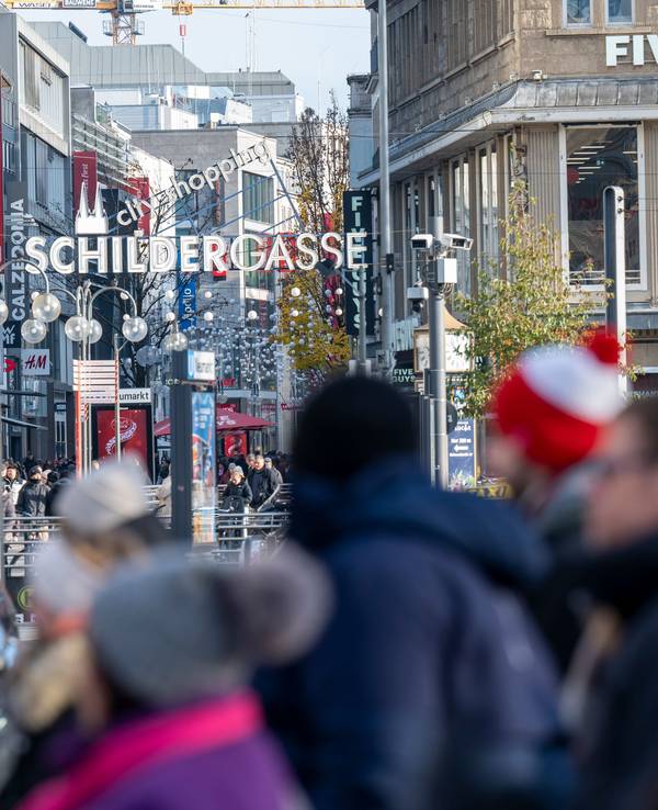 Die Schildergasse ist voller Menschen.
