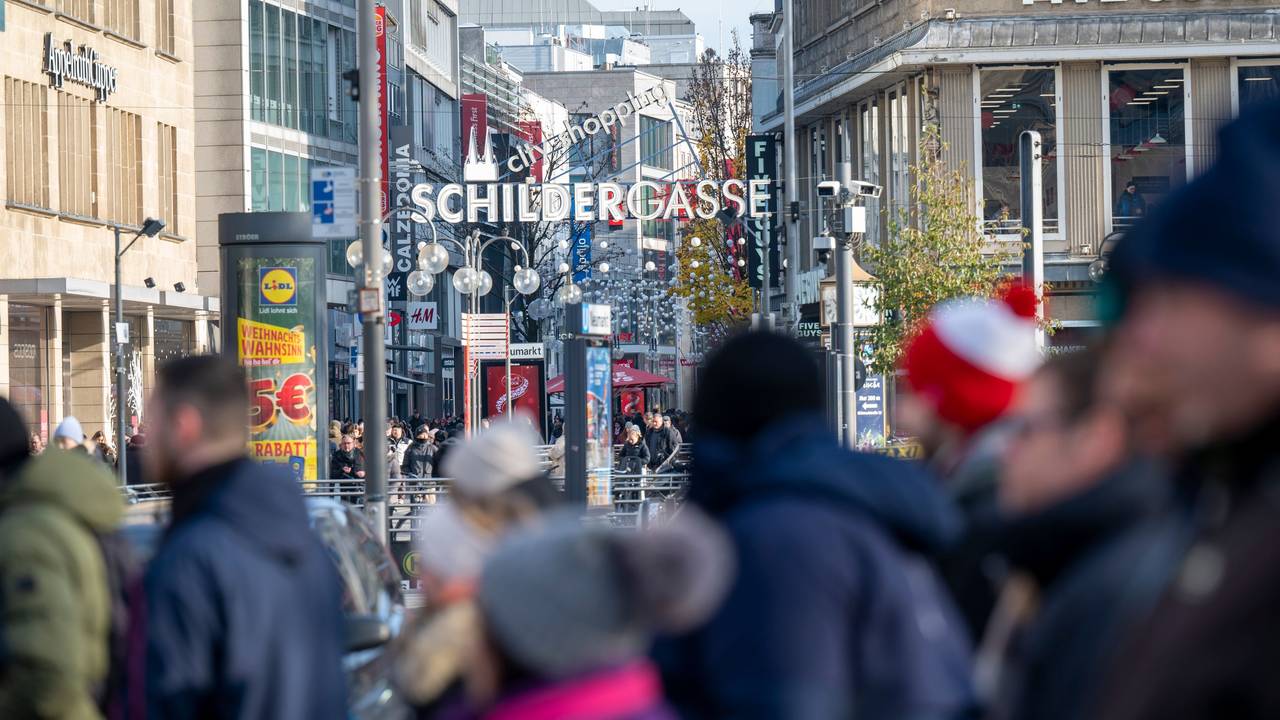 Die Schildergasse ist voller Menschen.