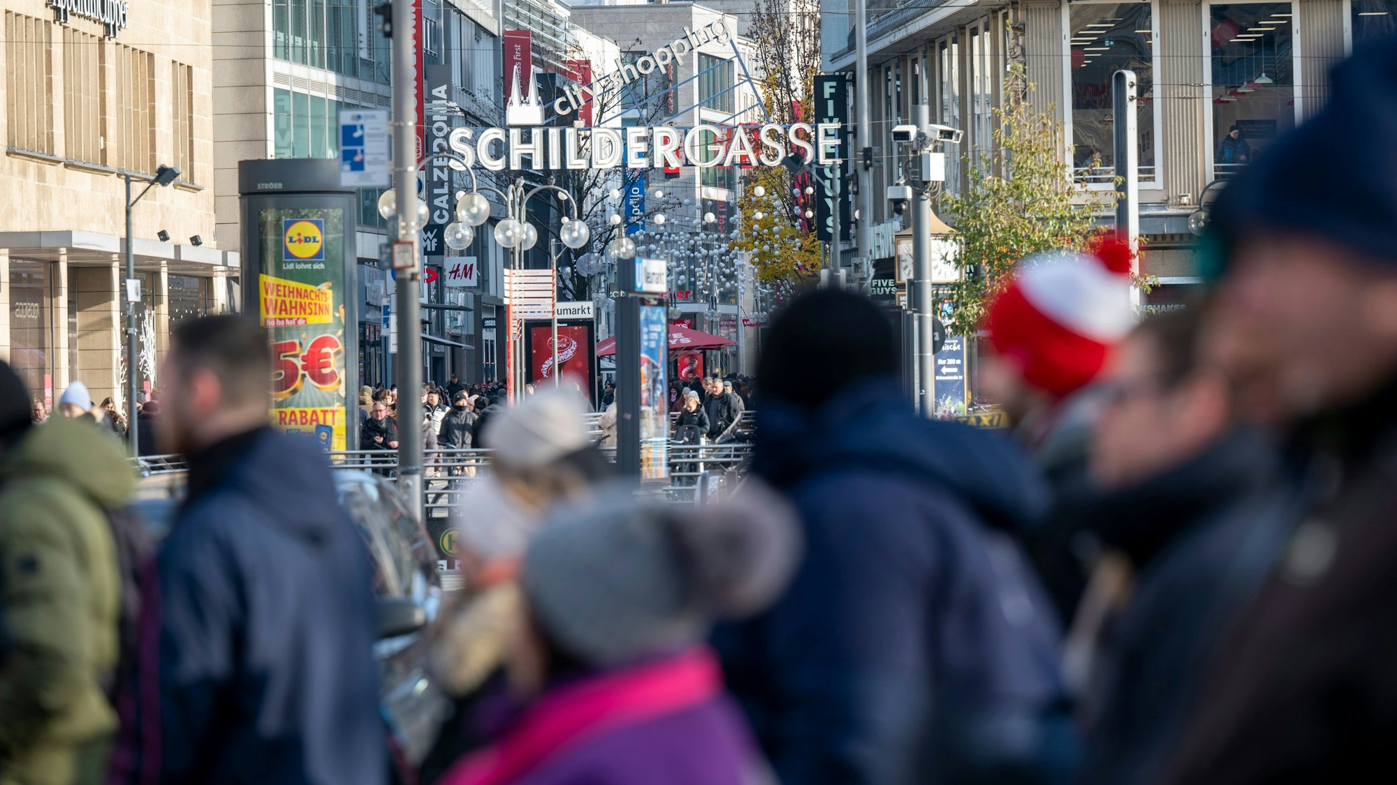Die Schildergasse ist voller Menschen.