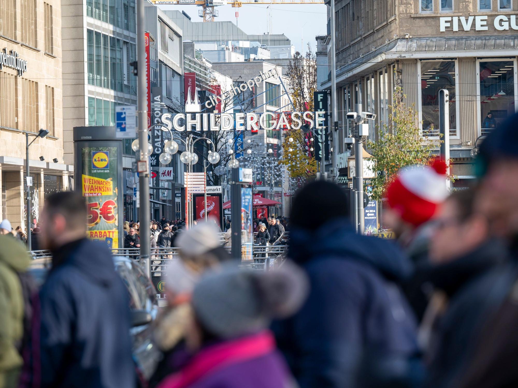 Die Schildergasse ist voller Menschen.