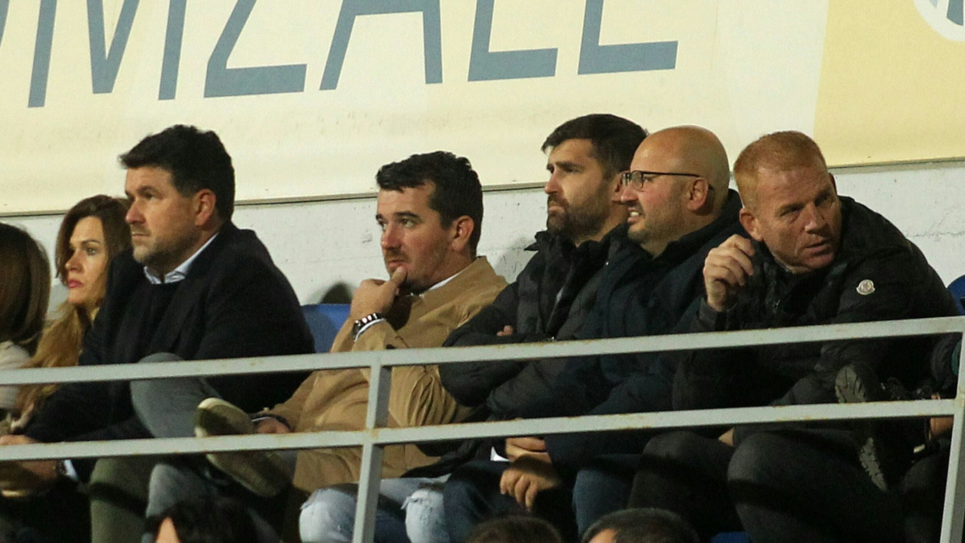 Die Führungsriege von Olimpija Ljubljana am 5. November 2022 auf der Tribüne.