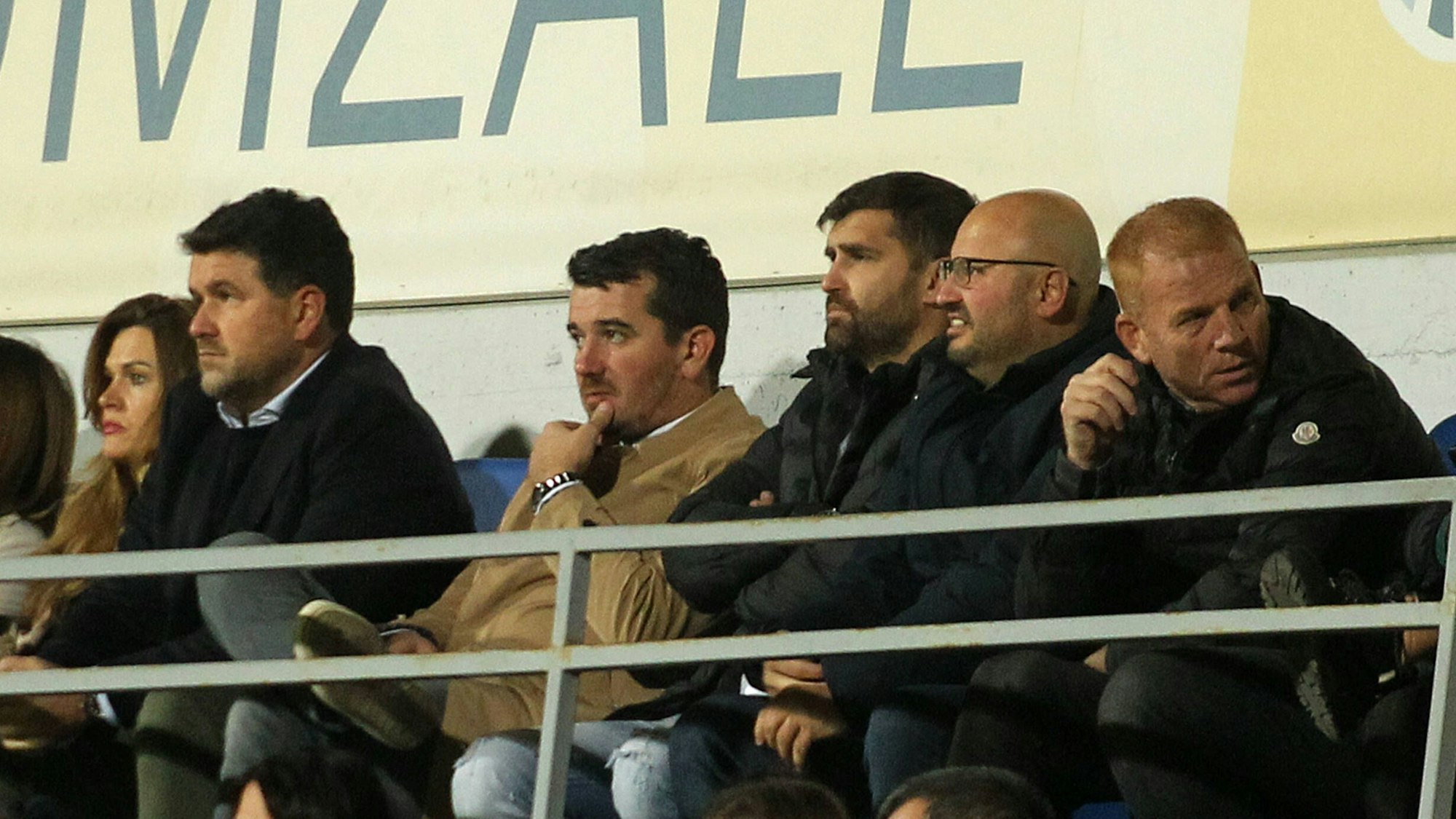 Die Führungsriege von Olimpija Ljubljana am 5. November 2022 auf der Tribüne.