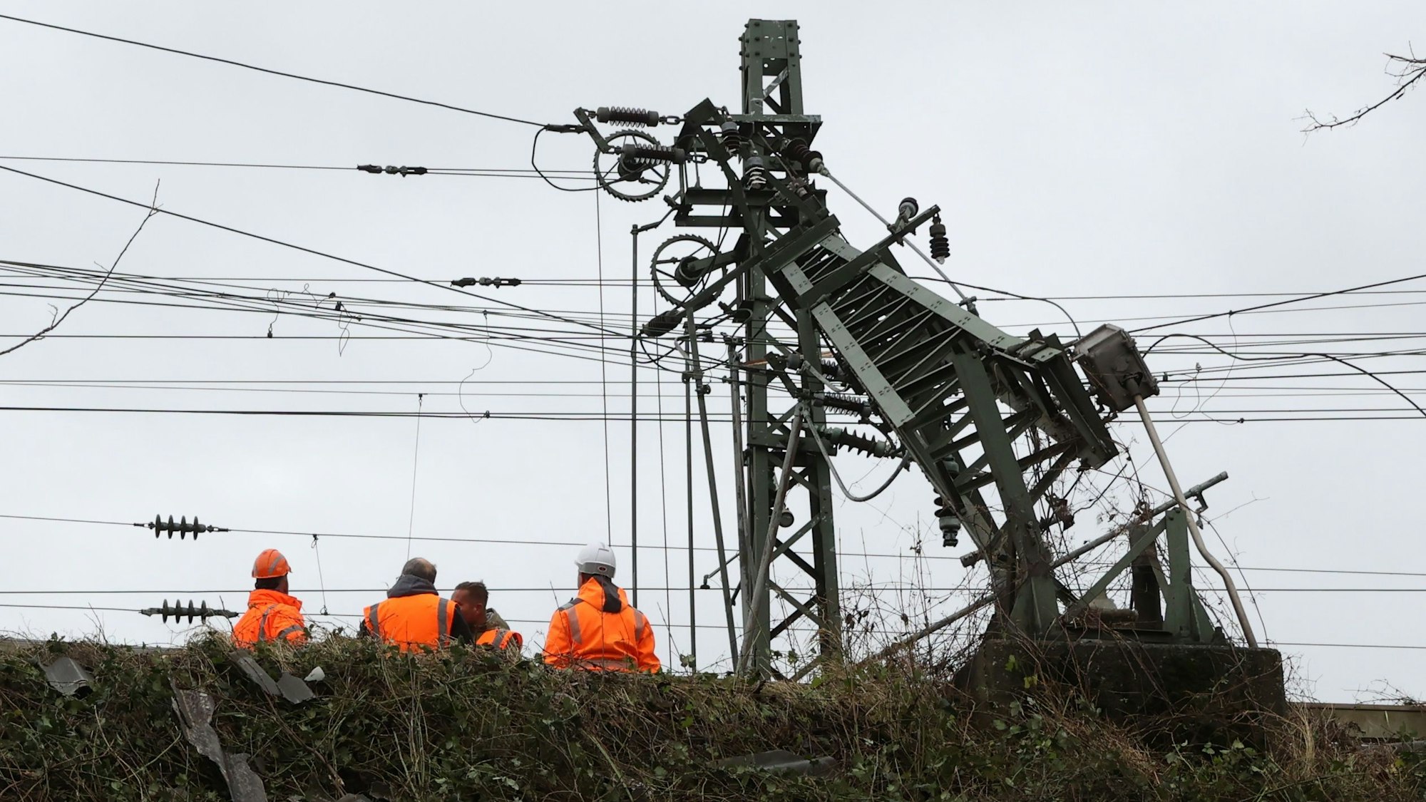 Eine umgeknickte Signalanlage der Deutschen Bahn