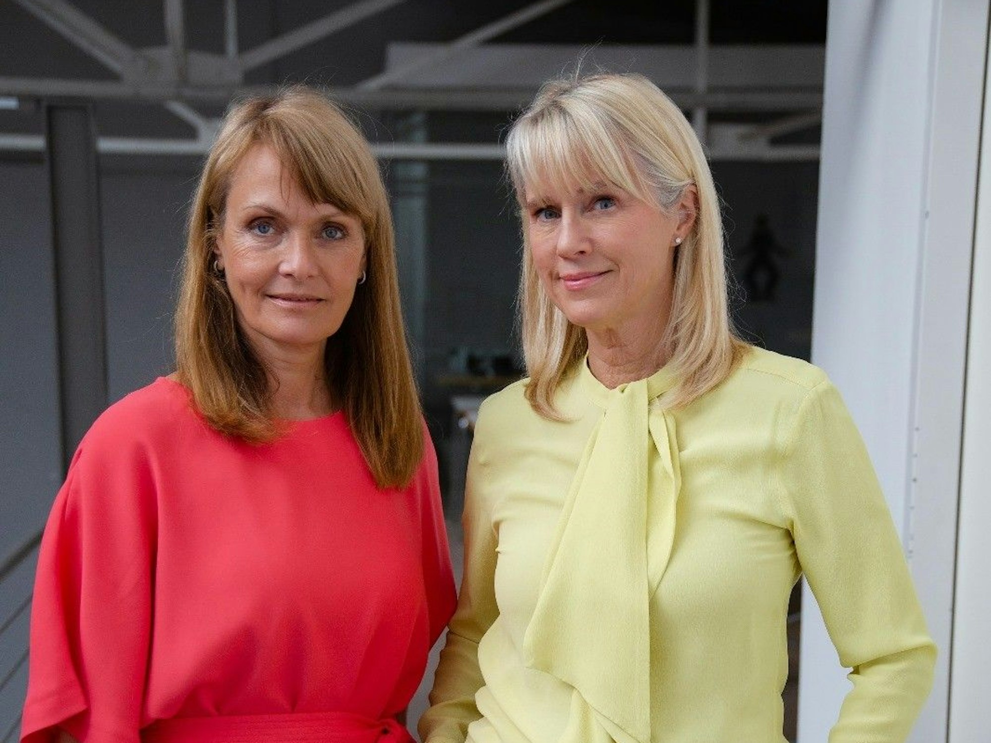 Die Kölnerinnen Karen Boettcher (Modeexpertin und Stylistin r.) und Simone Standl (Journalistin und Moderatorin) haben Erfolg mit ihrem Youtube-Kanal 'Sichtbar'