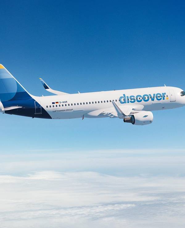 Ein Flugzeug der Fluggesellschaft Discover Airlines fliegt. Unmittelbar vor Weihnachten hat die Pilotengewerkschaft Vereinigung Cockpit (VC) ihre Mitglieder zu einem Warnstreik bei der Lufthansa-Tochter Discover Airlines aufgerufen.