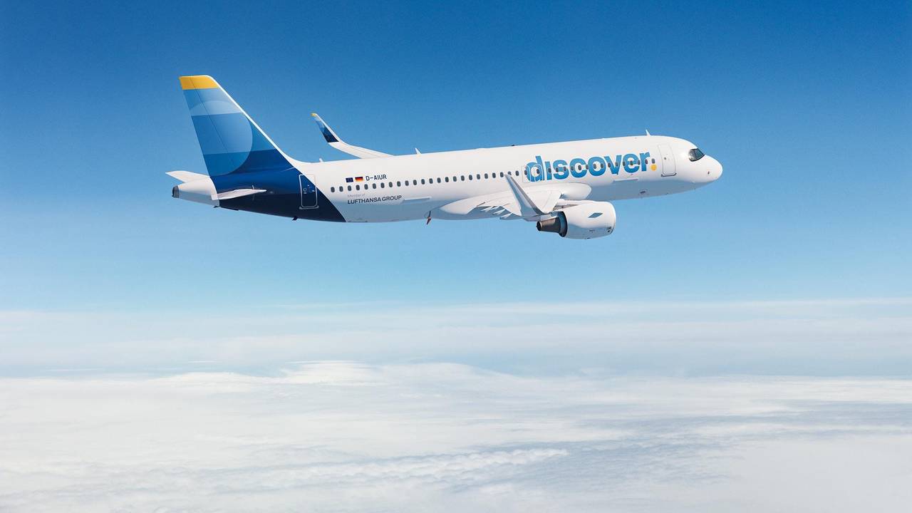 Ein Flugzeug der Fluggesellschaft Discover Airlines fliegt. Unmittelbar vor Weihnachten hat die Pilotengewerkschaft Vereinigung Cockpit (VC) ihre Mitglieder zu einem Warnstreik bei der Lufthansa-Tochter Discover Airlines aufgerufen.