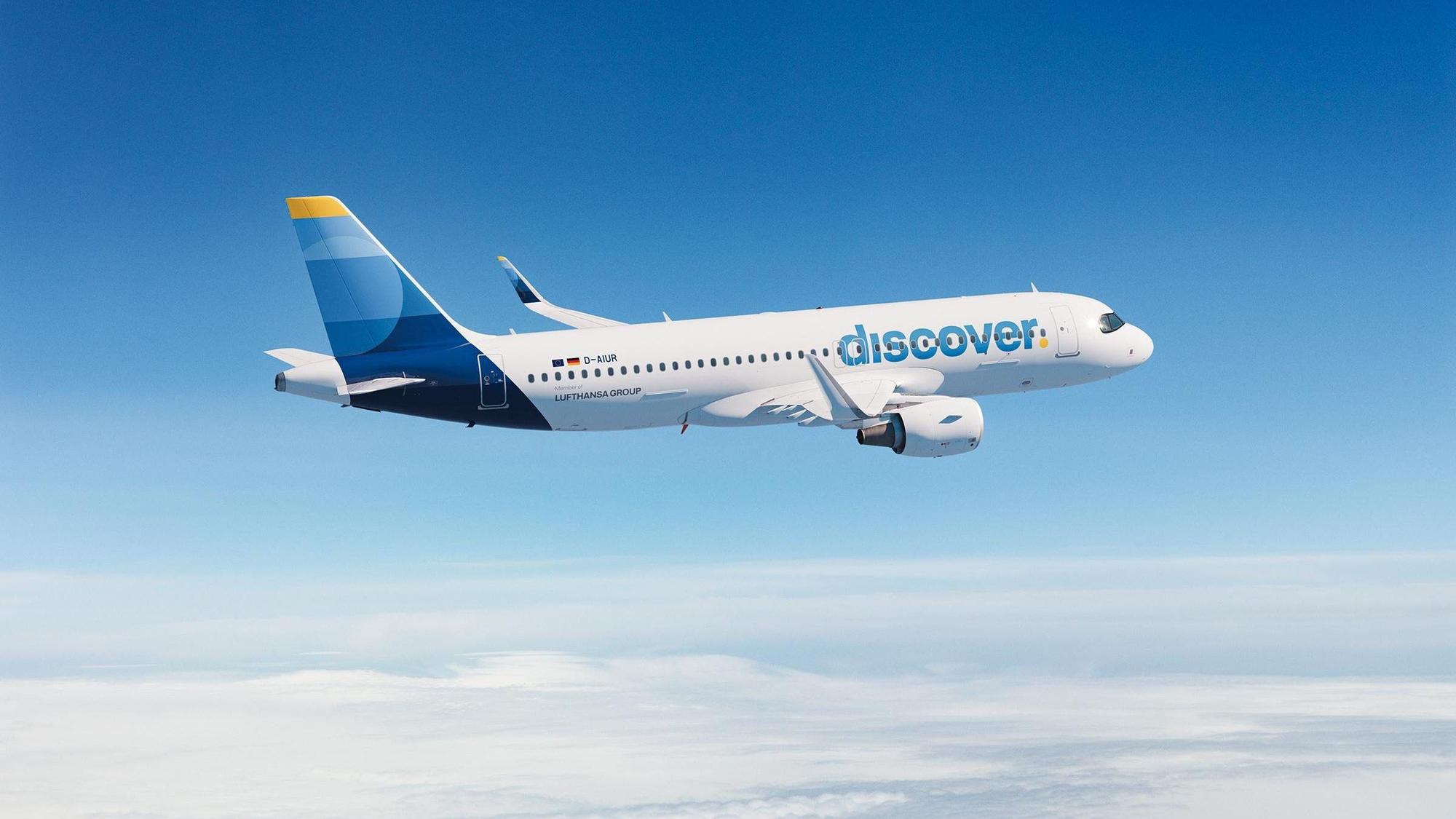 Ein Flugzeug der Fluggesellschaft Discover Airlines fliegt. Unmittelbar vor Weihnachten hat die Pilotengewerkschaft Vereinigung Cockpit (VC) ihre Mitglieder zu einem Warnstreik bei der Lufthansa-Tochter Discover Airlines aufgerufen.