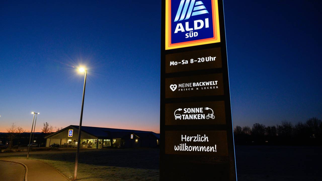 Ein Schild des Discounters Aldi Süd leuchtet vor einer Filiale: Der Discounter nimmt ein Hype-Getränk in sein Sortiment auf.