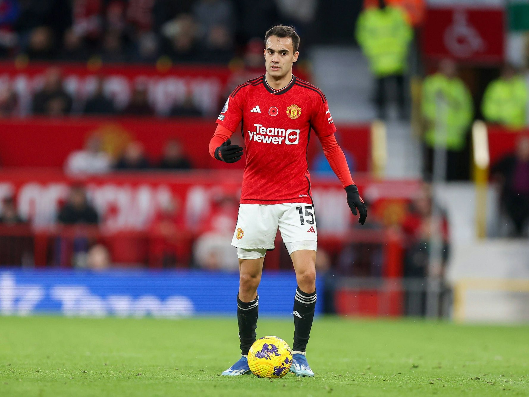United-Profi Sergio Reguilon mit Ball in Aktion.