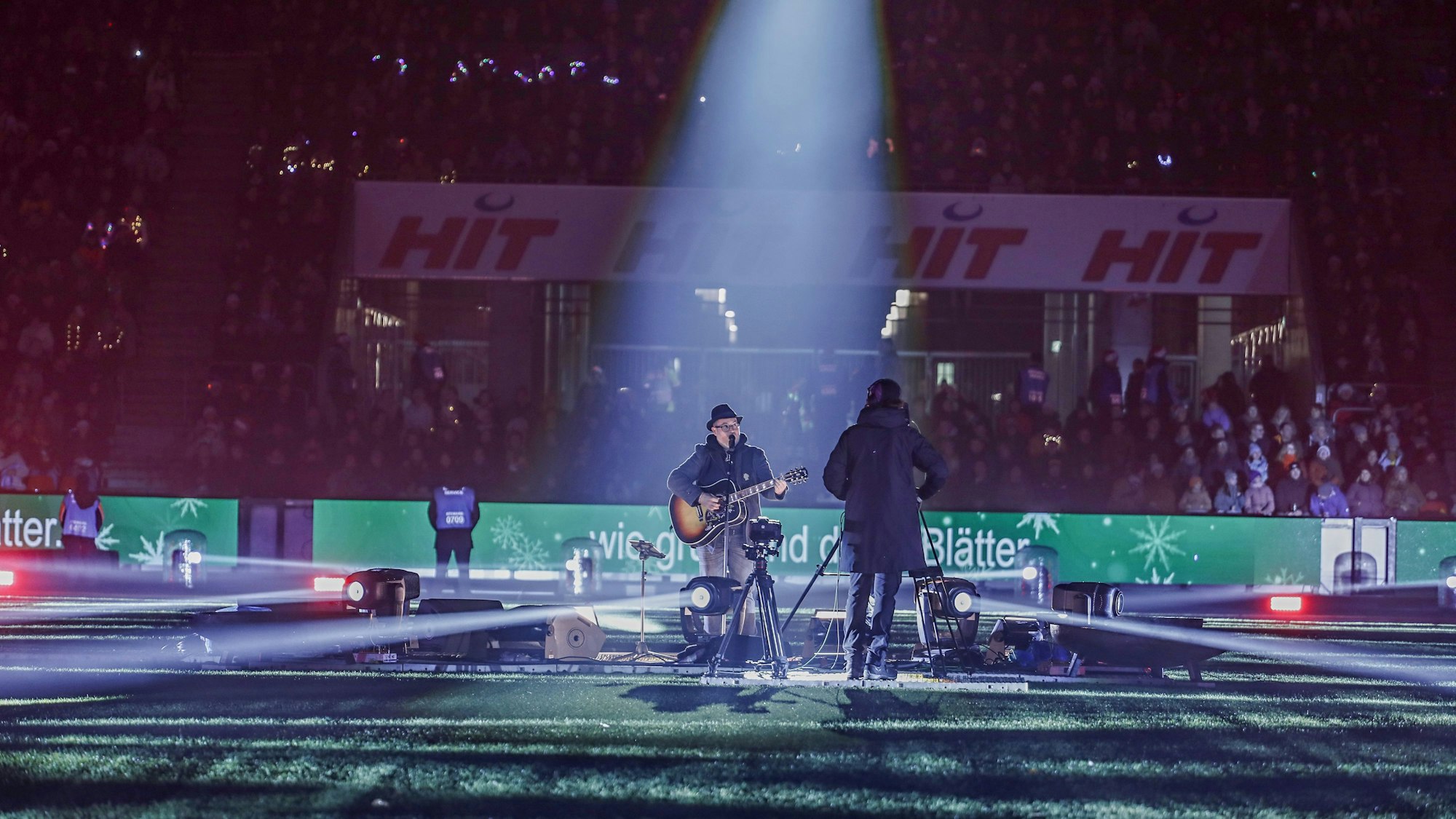 Björn Heuser im Mittelkreis.