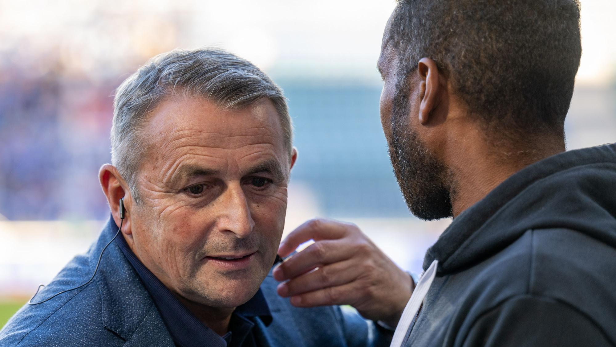 Fortuna Düsseldorfs Sportvorstand Klaus Allofs (l) und Trainer Daniel Thioune im Gespräch.