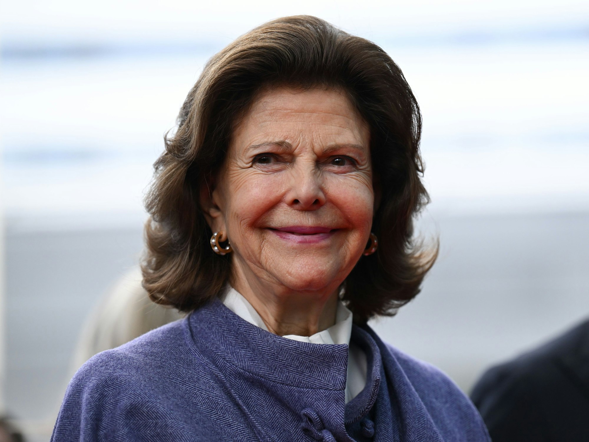 Königin Silvia von Schweden geht nach ihrer Ankunft zum Audimax des Universitätsklinikums. Anlass des Besuchs der Königin ist die Eröffnung des ersten „Childhood-Haus“ in Hessen.