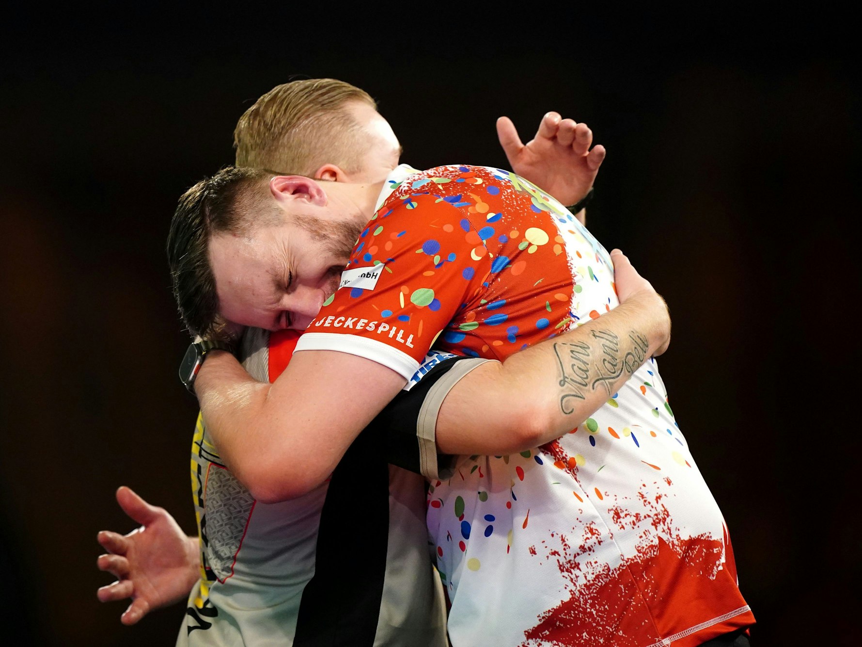 Florian Hempel (r) umarmt Dimitri van den Bergh nach der Partie.