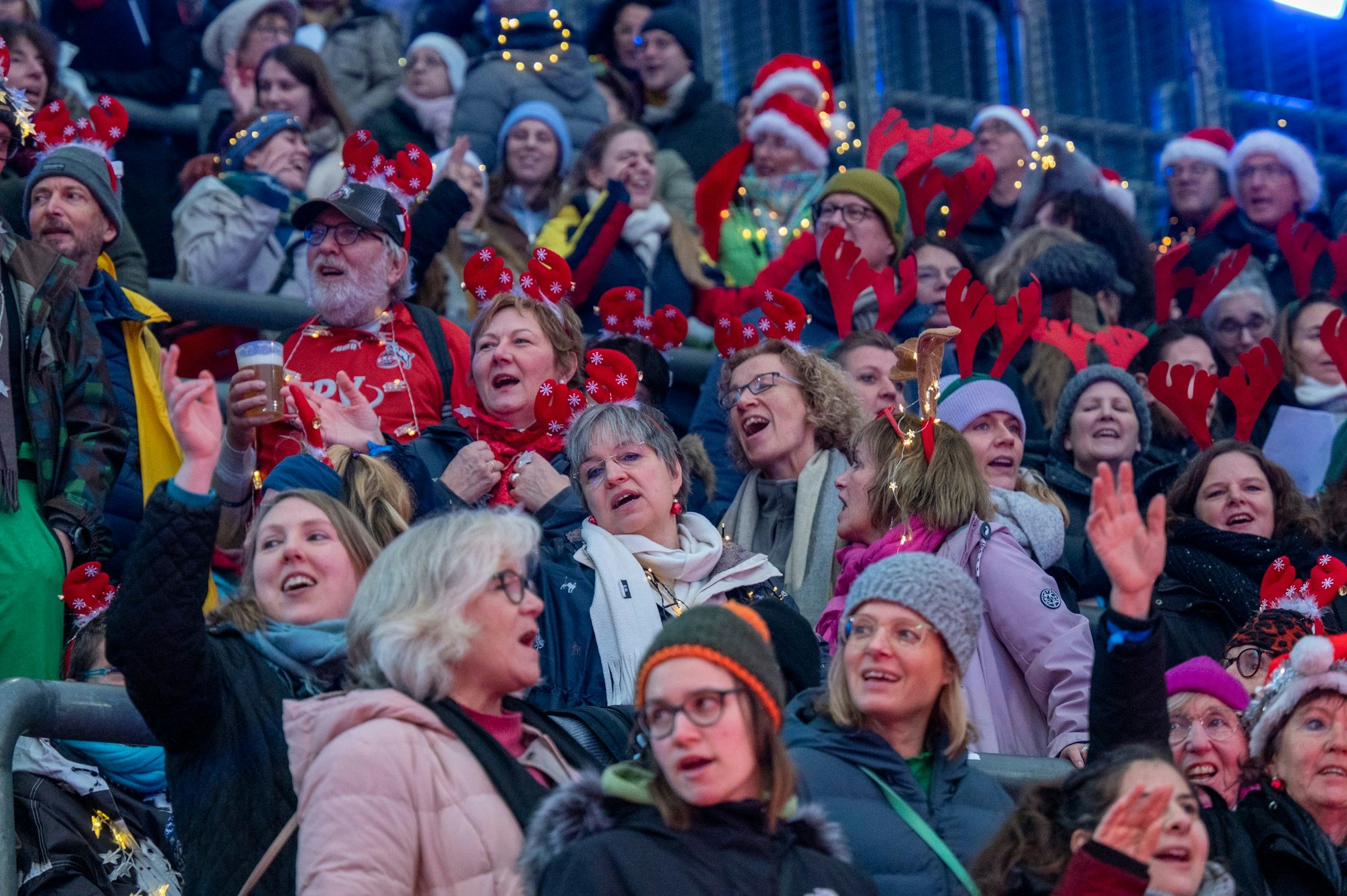 „Loss mer Weihnachtsleeder singe“ im Stadion.