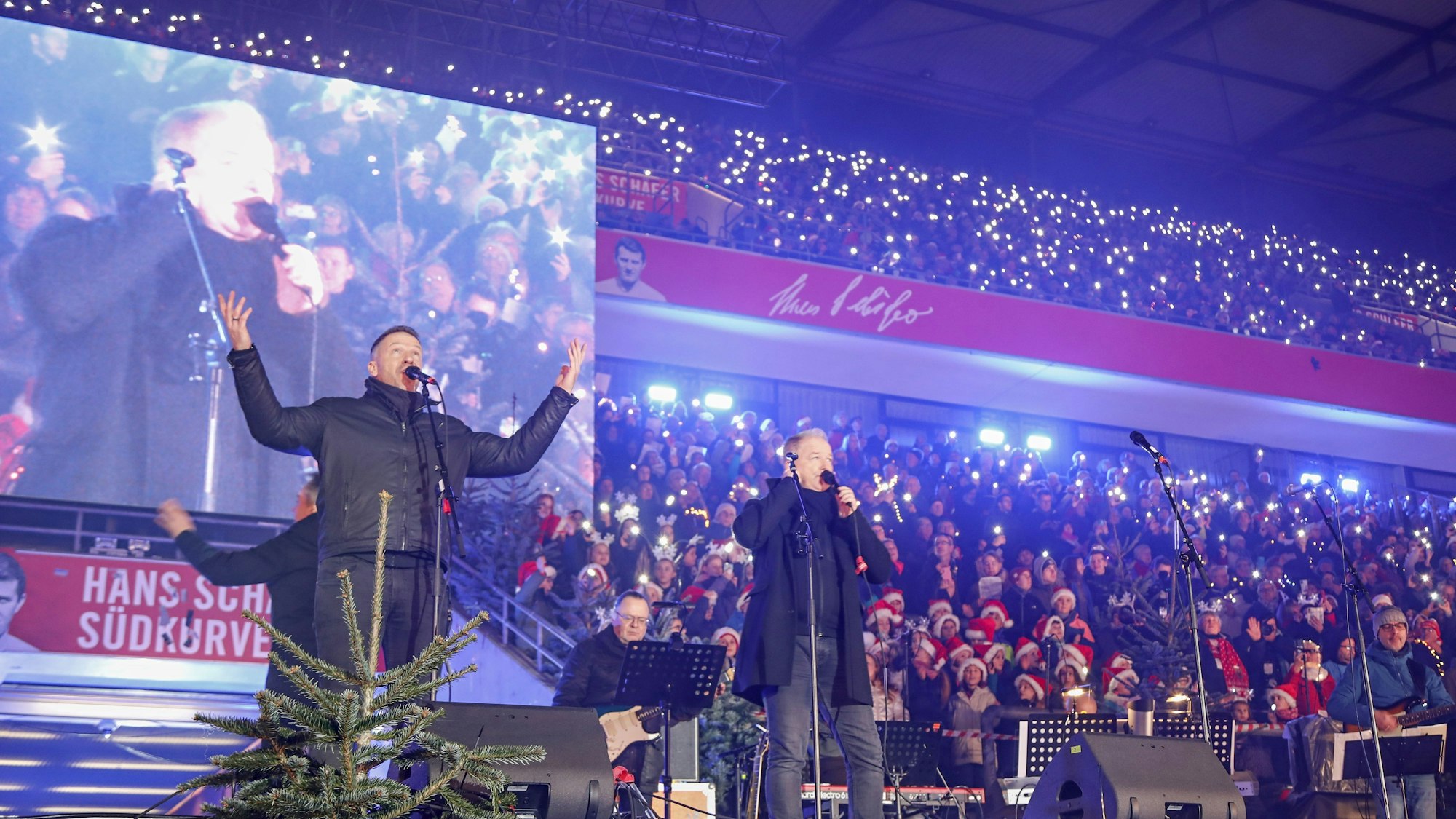 Die Höhner beim Auftritt im Stadion.