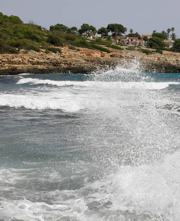 Cala Mendia auf Mallorca an einem Tag mit Wellen, hier im September 2023.