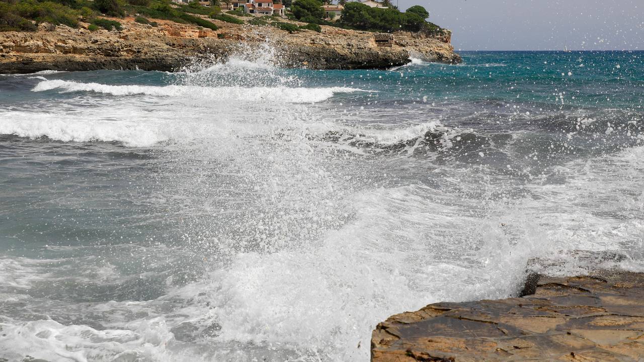Cala Mendia auf Mallorca an einem Tag mit Wellen, hier im September 2023.