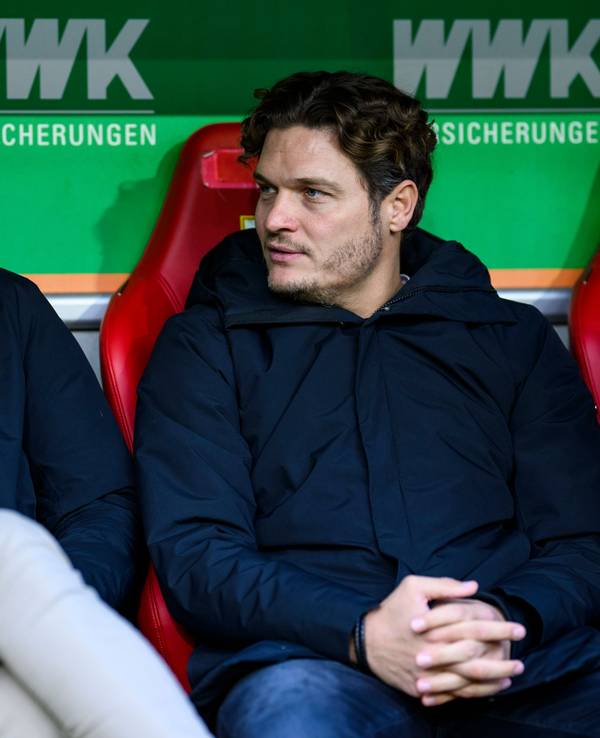 Dortmunds Sportdirektor Sebastian Kehl (l.) und Dortmunds Trainer Edin Terzić sitzen vor dem Spiel auf der Trainerbank.