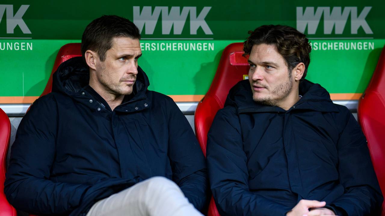 Dortmunds Sportdirektor Sebastian Kehl (l.) und Dortmunds Trainer Edin Terzić sitzen vor dem Spiel auf der Trainerbank.