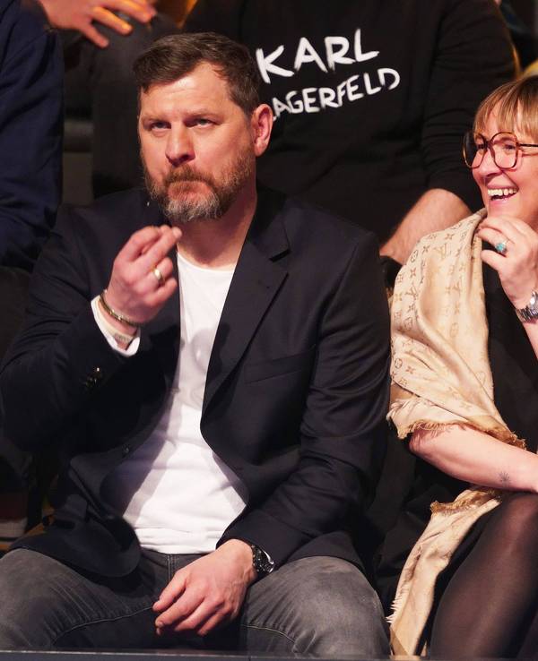 Steffen Baumgart sitzt neben seiner Frau Katja