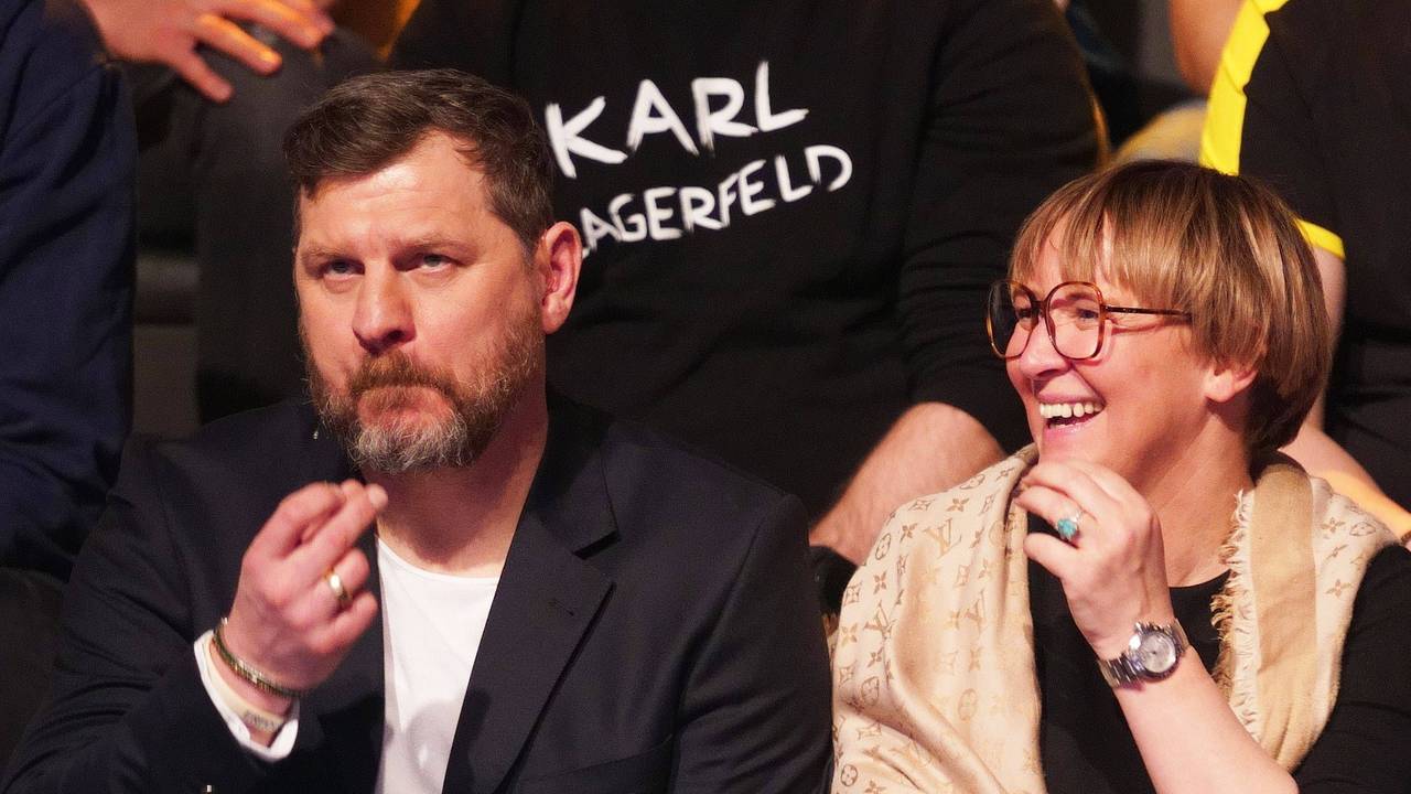 Steffen Baumgart sitzt neben seiner Frau Katja