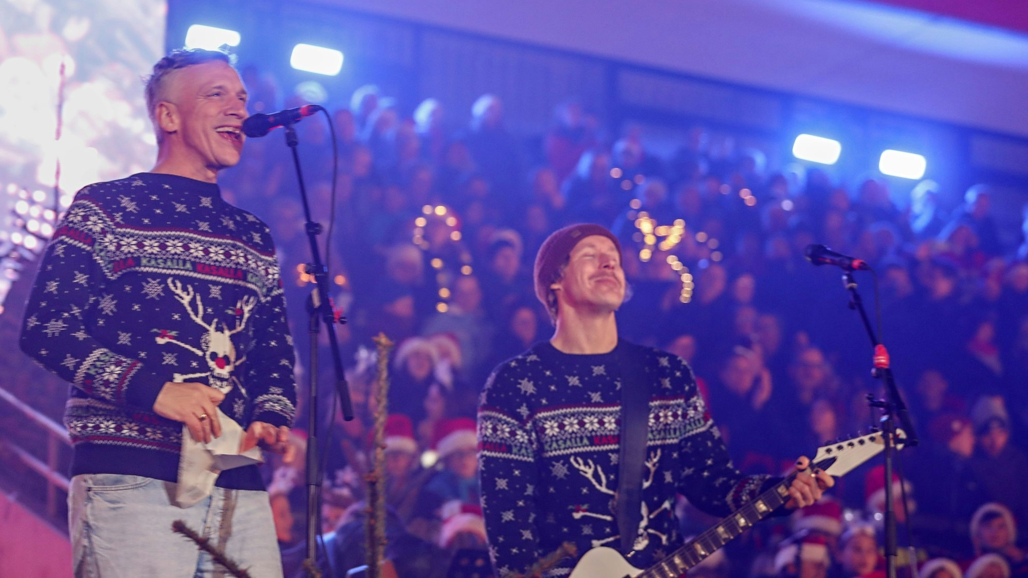 Kasalla beim Singen im Stadion.