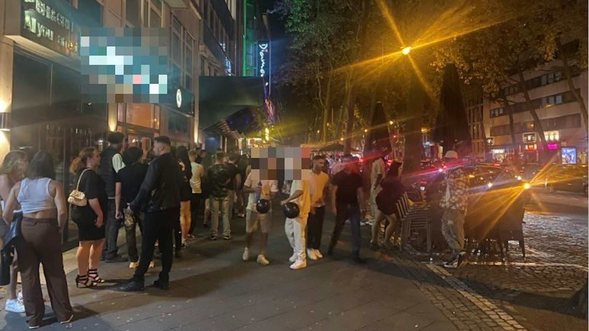 Viele Menschen stehen vor dem Eingang zu einer Disco auf dem Kölner Hohenzollernring.