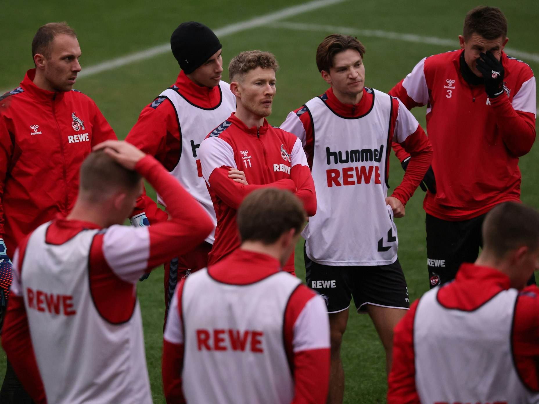 Training des 1. FC Köln im Franz-Kremer-Stadion am Geißbockheim in Köln mit Kapitän Florian Kainz (Mitte).