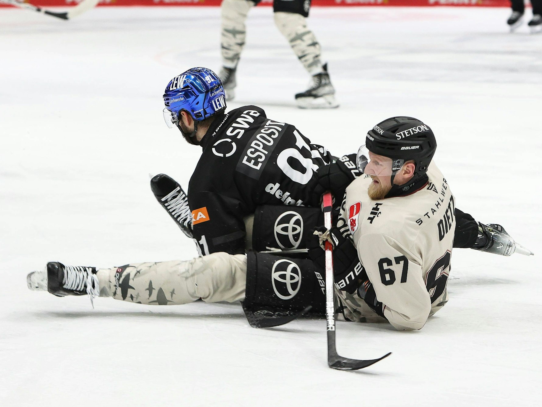 Stanislav Dietz mit einem Augsburger am Boden.