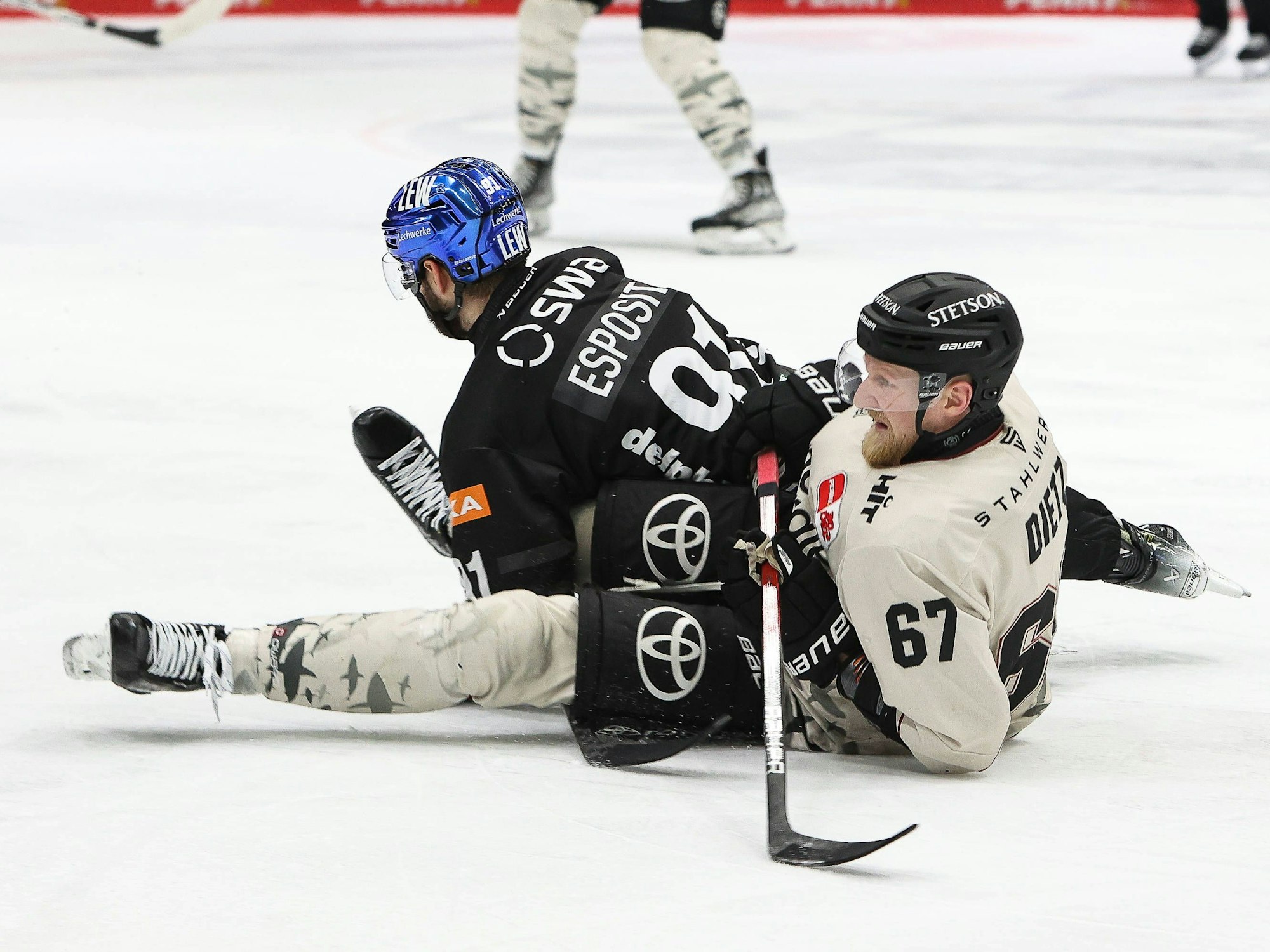 Stanislav Dietz mit einem Augsburger am Boden.