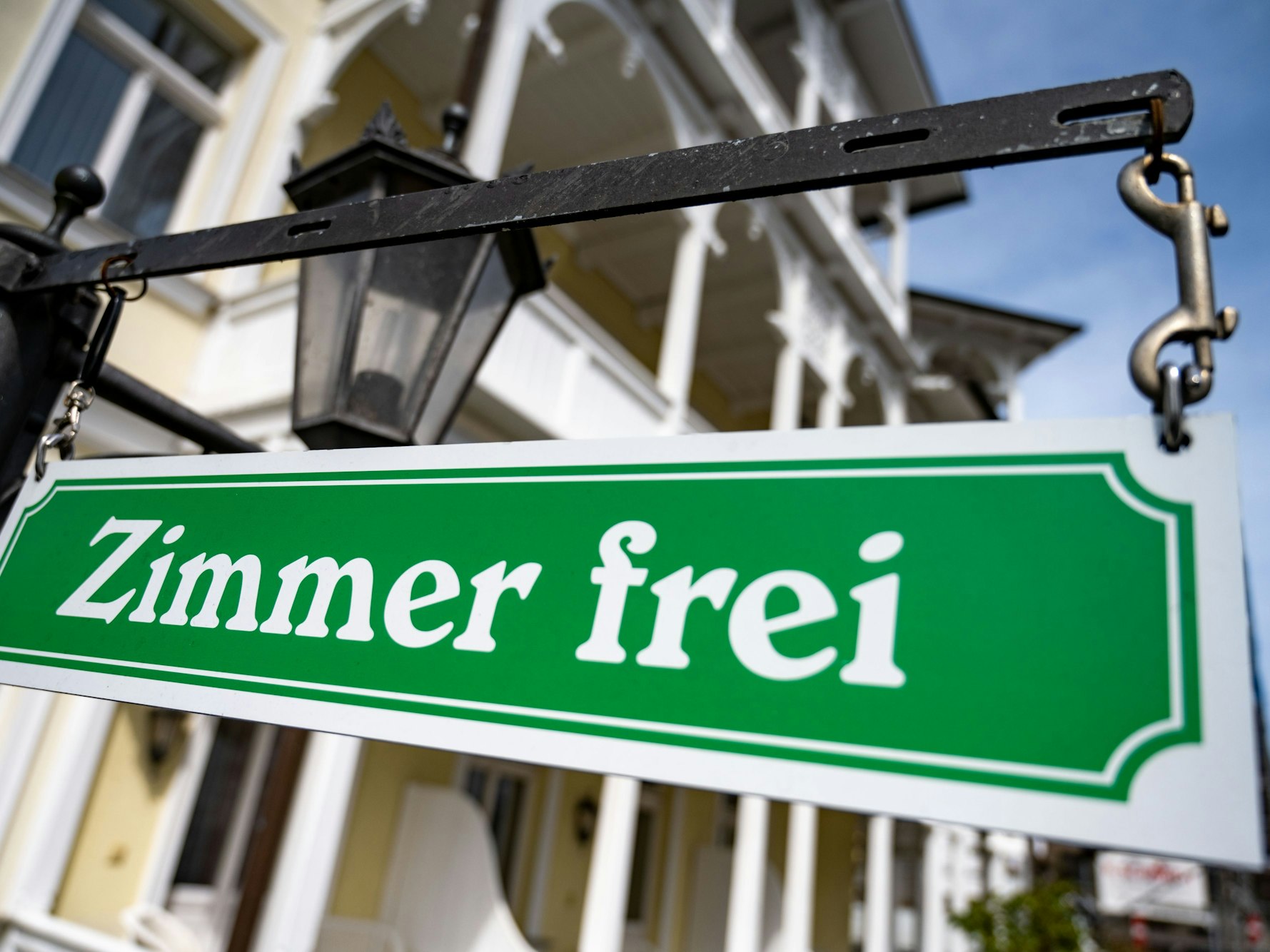 Auf einem Schild vor einem Haus steht „Zimmer frei“, hier im Mai 2023 in Binz.