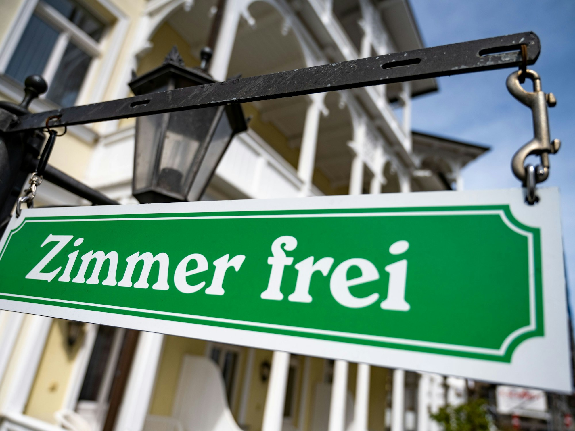 Auf einem Schild vor einem Haus steht „Zimmer frei“, hier im Mai 2023 in Binz.