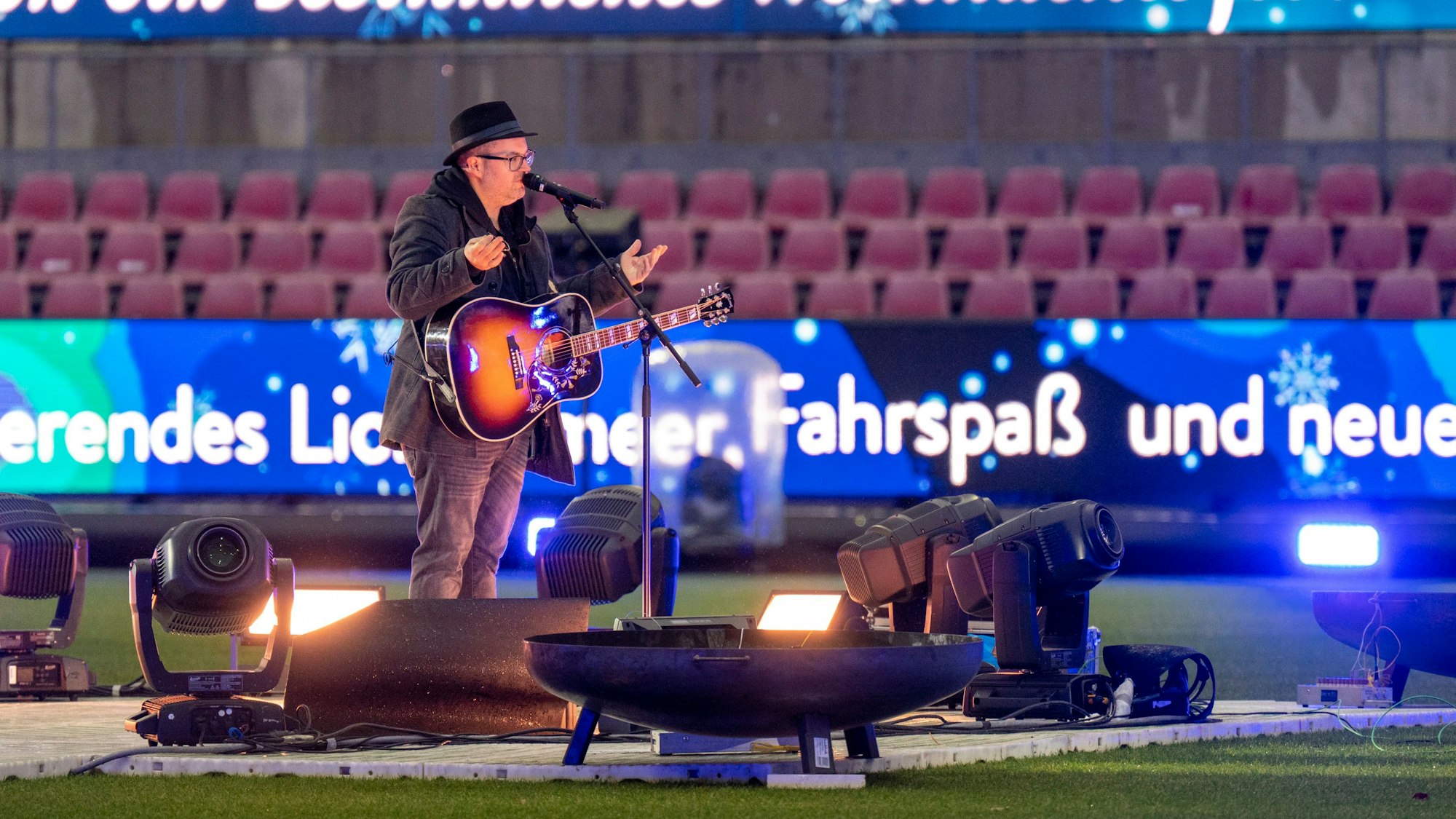 Björn Heuser probt im Stadion.