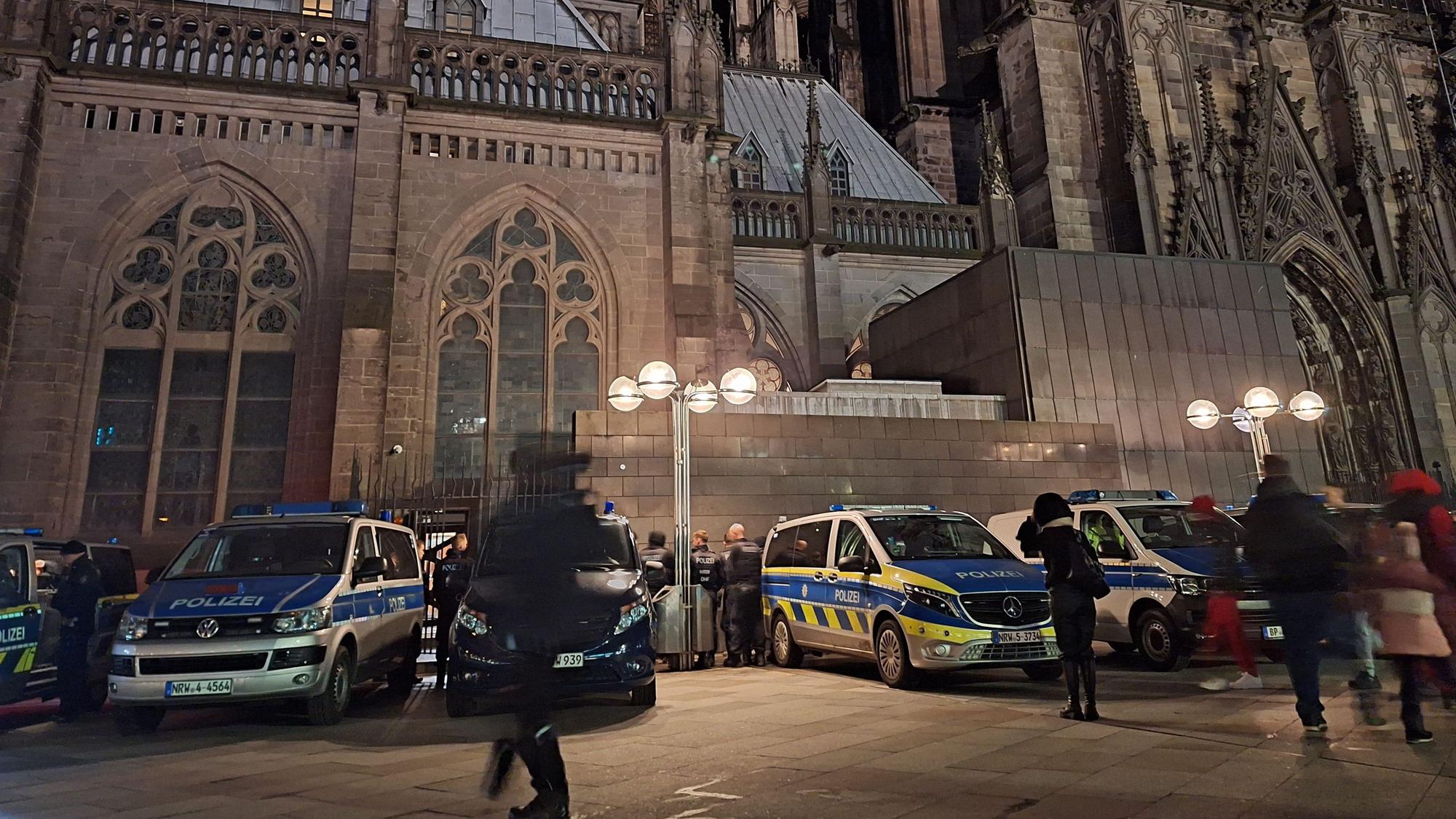 Polizei am Kölner Dom.