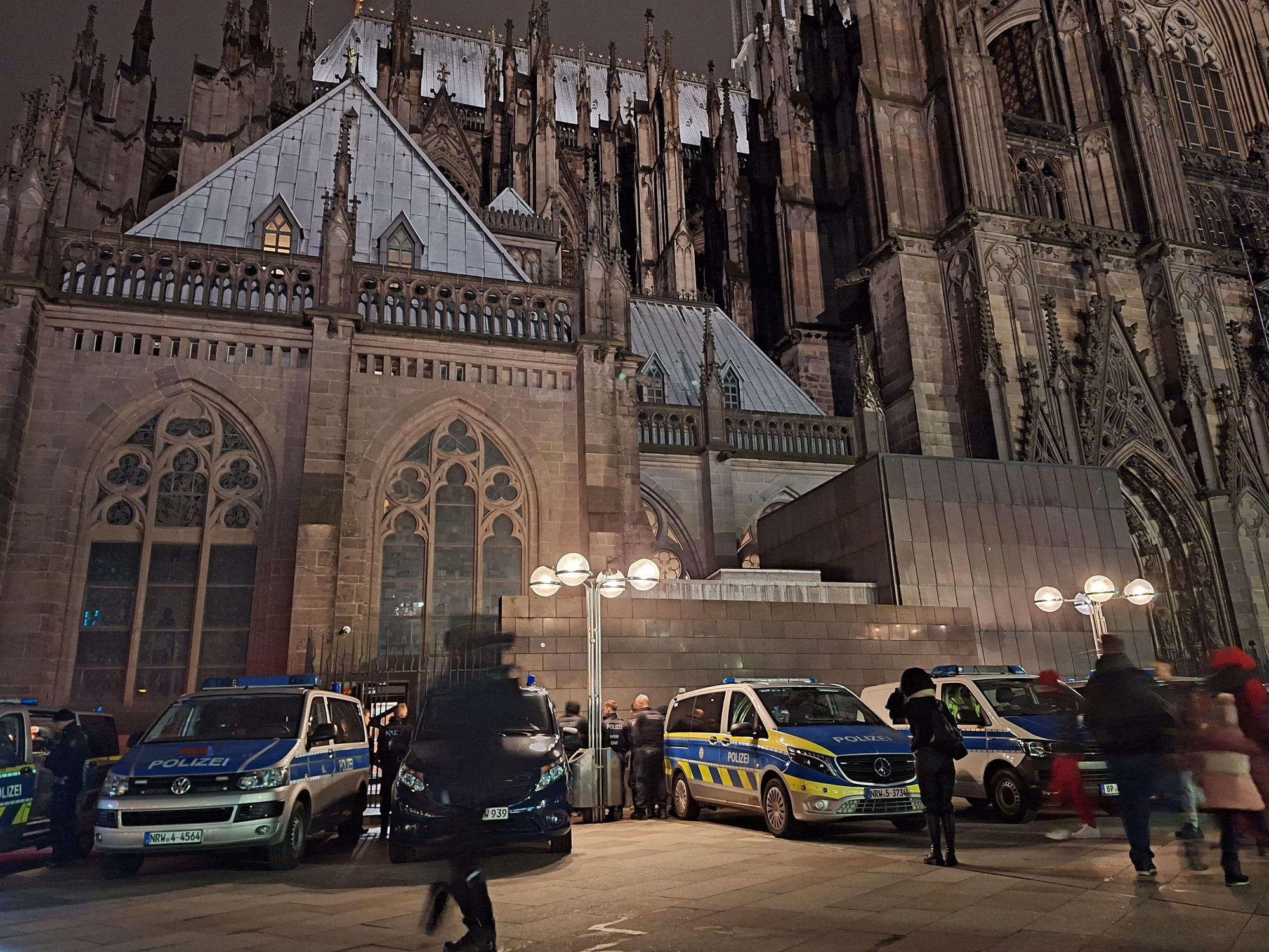 Am Kölner Dom gab es in der Nacht zum Sonntag (13. April 2025) einen Polizeieinsatz. Das Symbolfoto entstand im Dezember 2023 und steht nicht in direktem Zusammenhang mit dem aktuellen Einsatz.