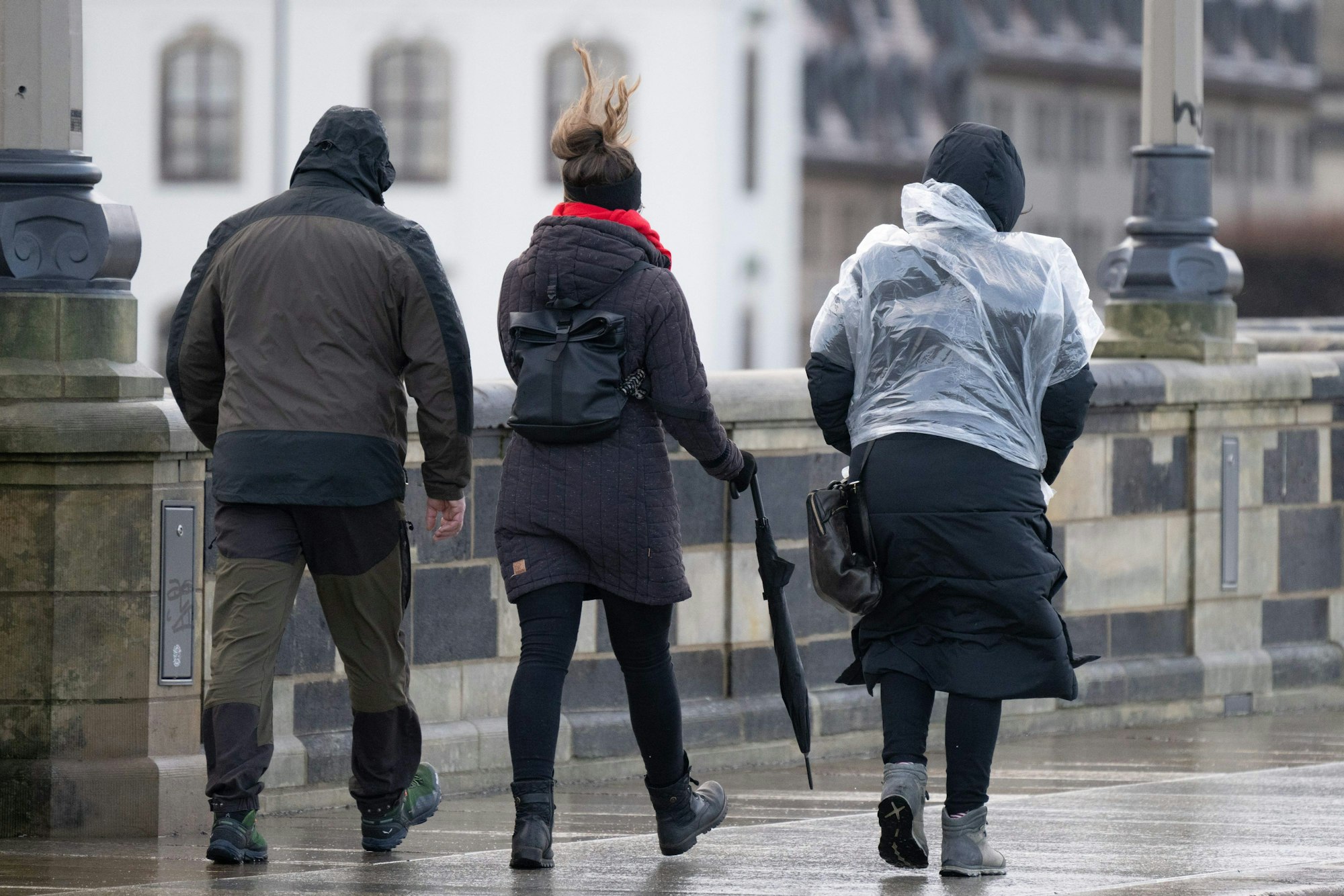 Passanten gehen über die Augustusbrücke.