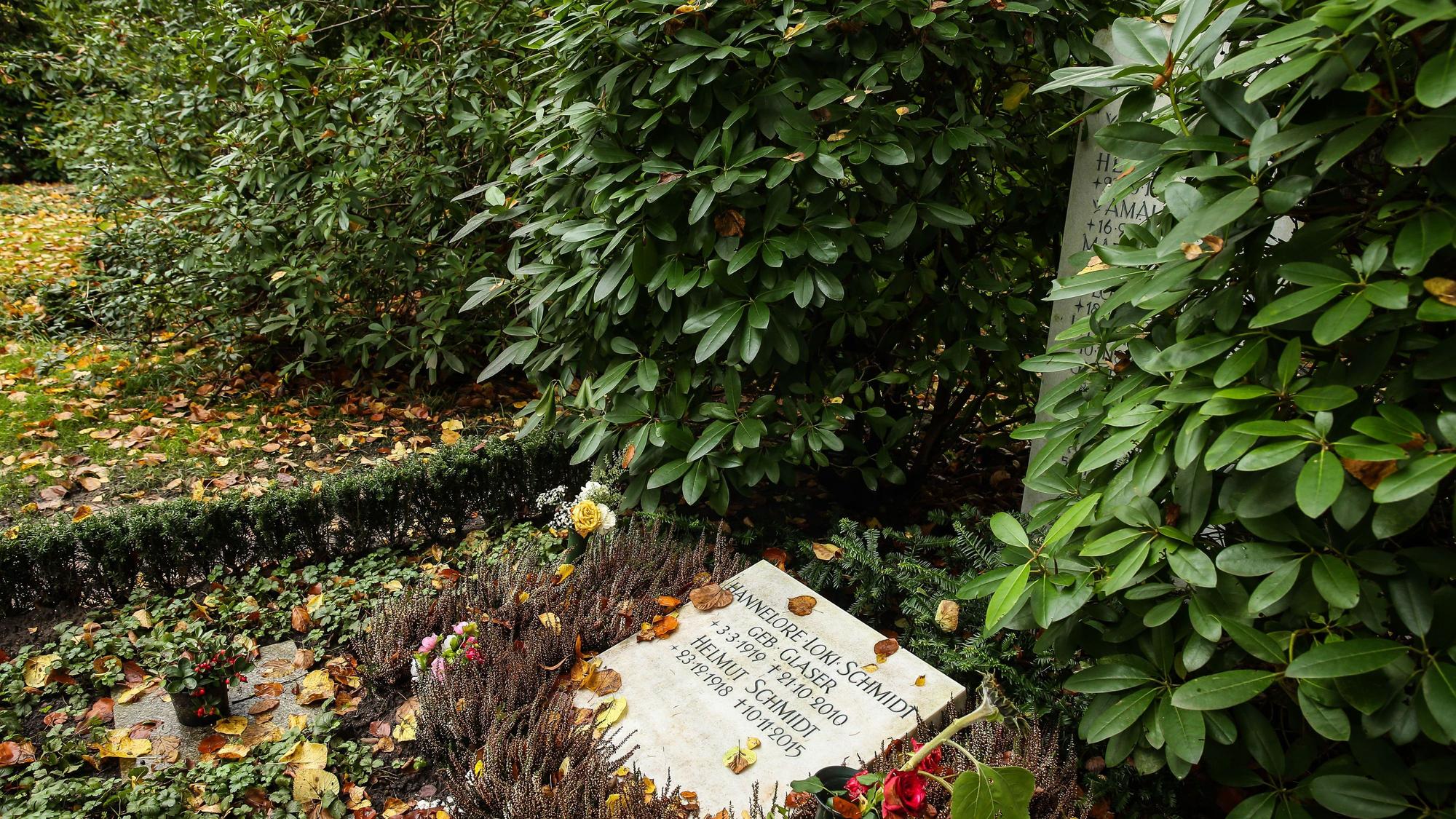 Das Grab von Altbundeskanzler Helmut Schmidt und seiner Frau Hannelore „Loki“ am 25.10.2017 auf dem Friedhof Ohlsdorf in Hamburg.