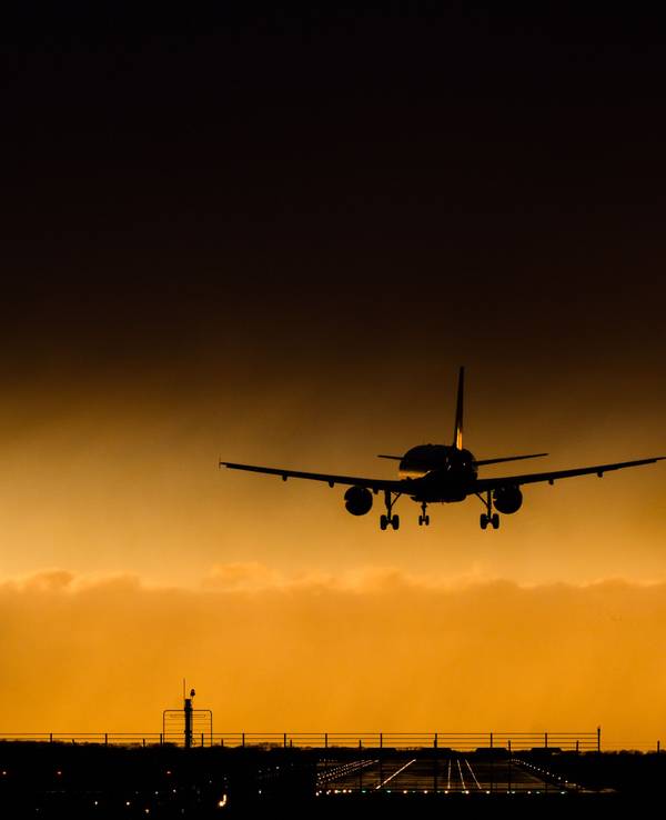 Ein Flugzeug landet vor einer bedrohlichen Wolkenkulisse am Flughafen Hannover, hier im Februar 2022.