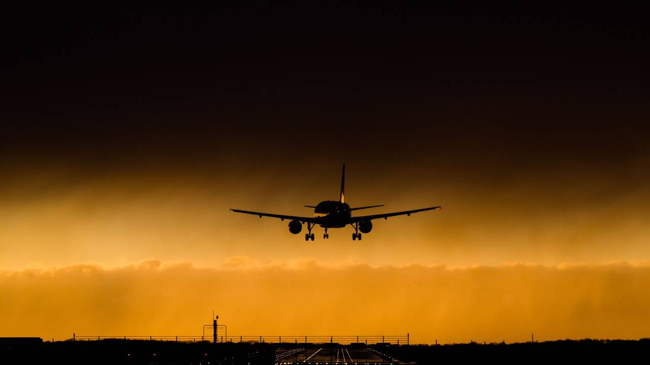 Ein Flugzeug landet vor einer bedrohlichen Wolkenkulisse am Flughafen Hannover, hier im Februar 2022.