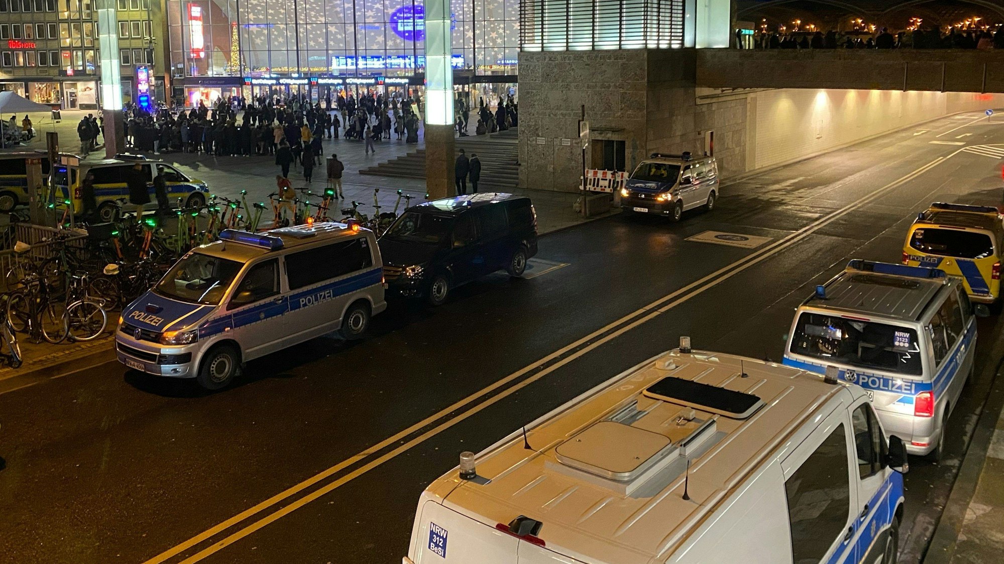 Einige Einsatzfahrzeuge der Polizei sind rund um die Straßen am Kölner Dom platziert.