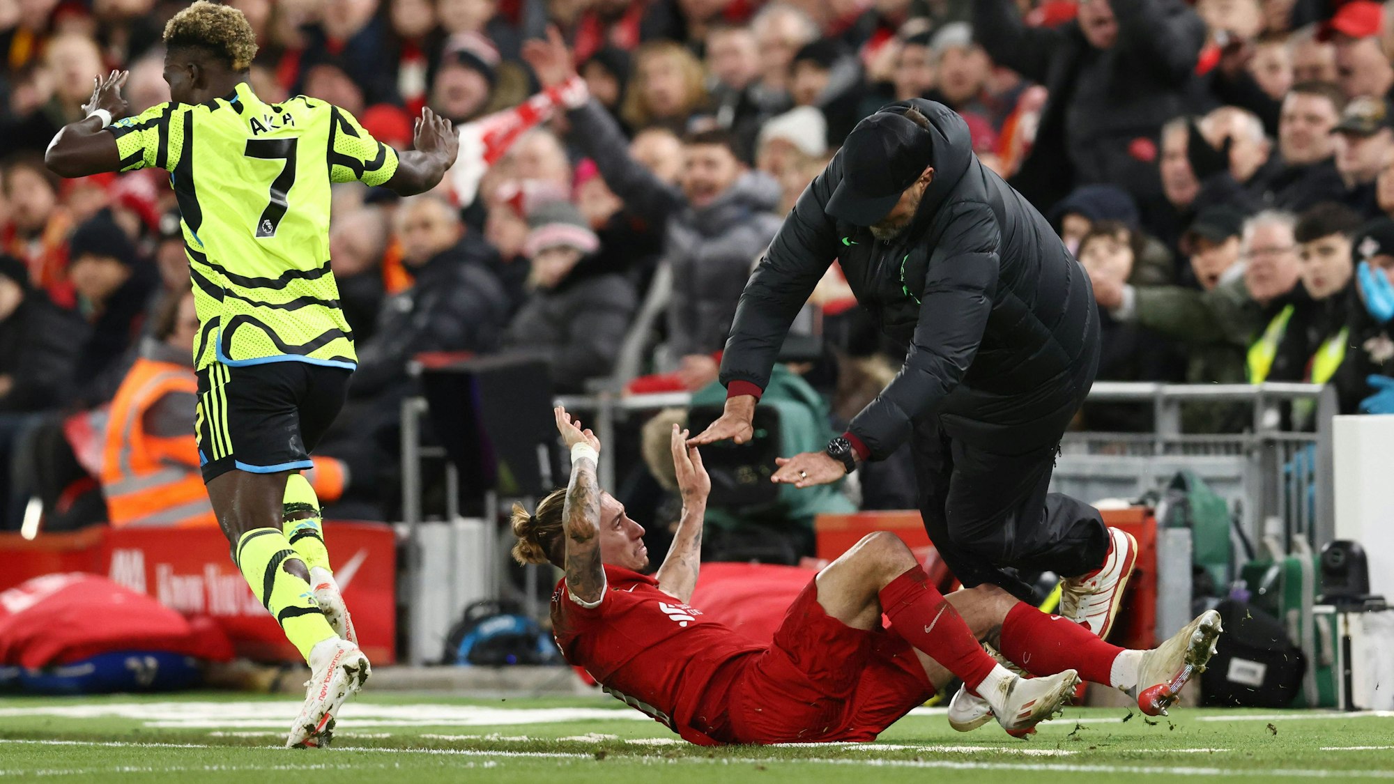 Liverpool-Trainer Jürgen Klopp fällt über seinen Spieler Kostas Tsimikas, der zuvor von Bukayo Saka gefoult worden war.