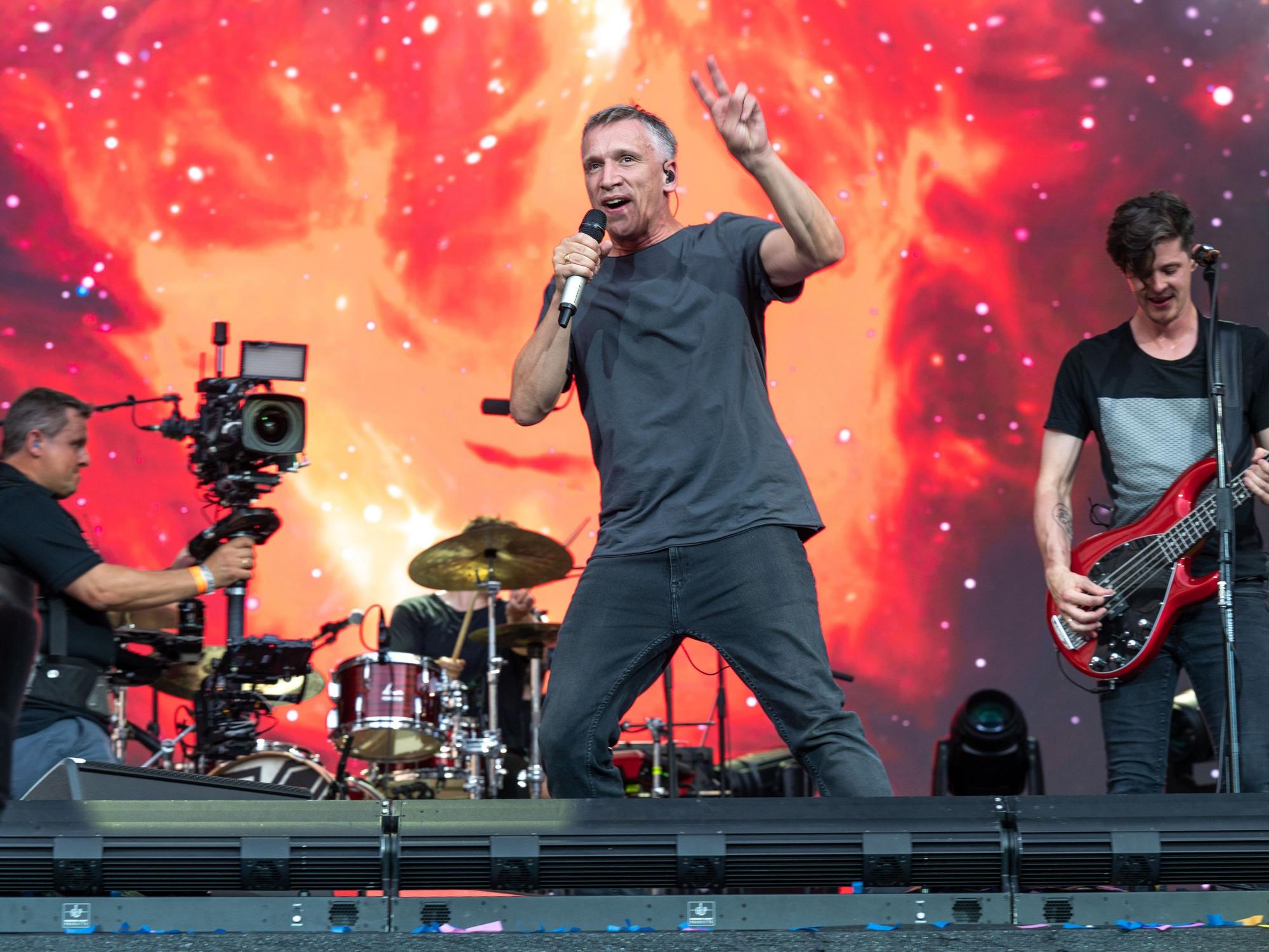 Die Band Kasalla bei ihrem Auftritt im Kölner Stadion.