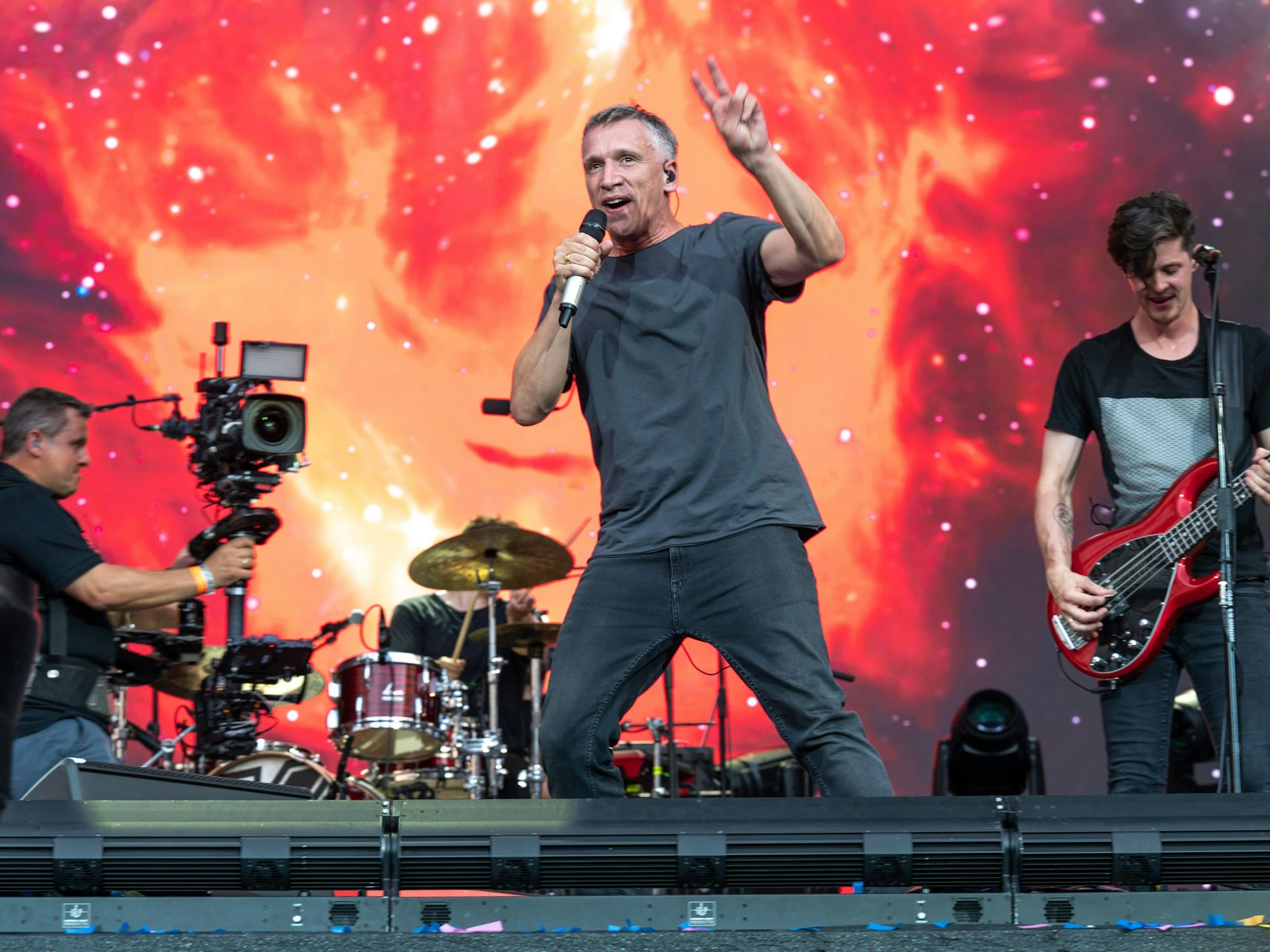 Die Band Kasalla bei ihrem Auftritt im Kölner Stadion.