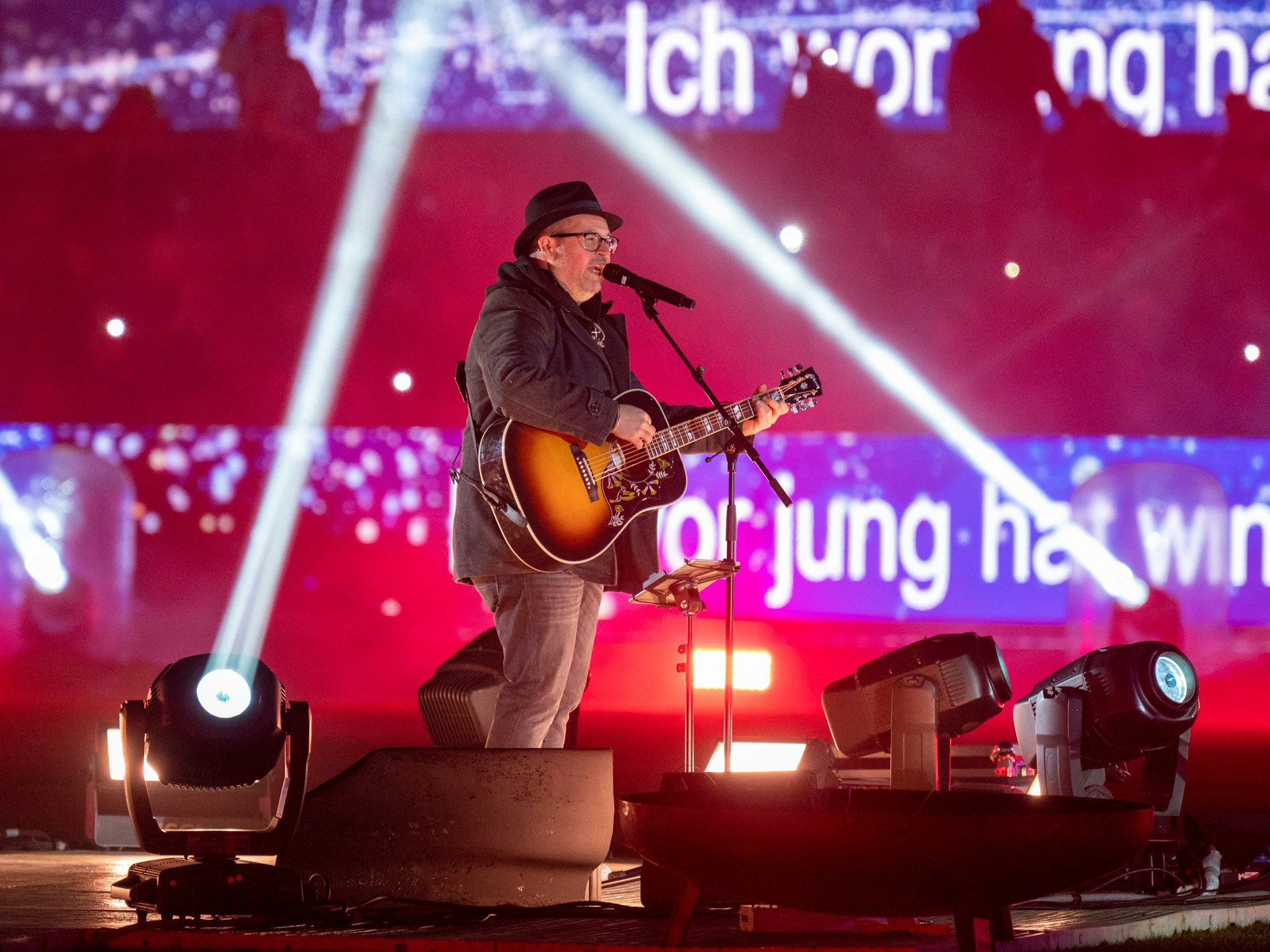 Björn Heuser bei Loss mer Weihnachtsleeder singe im Stadion.